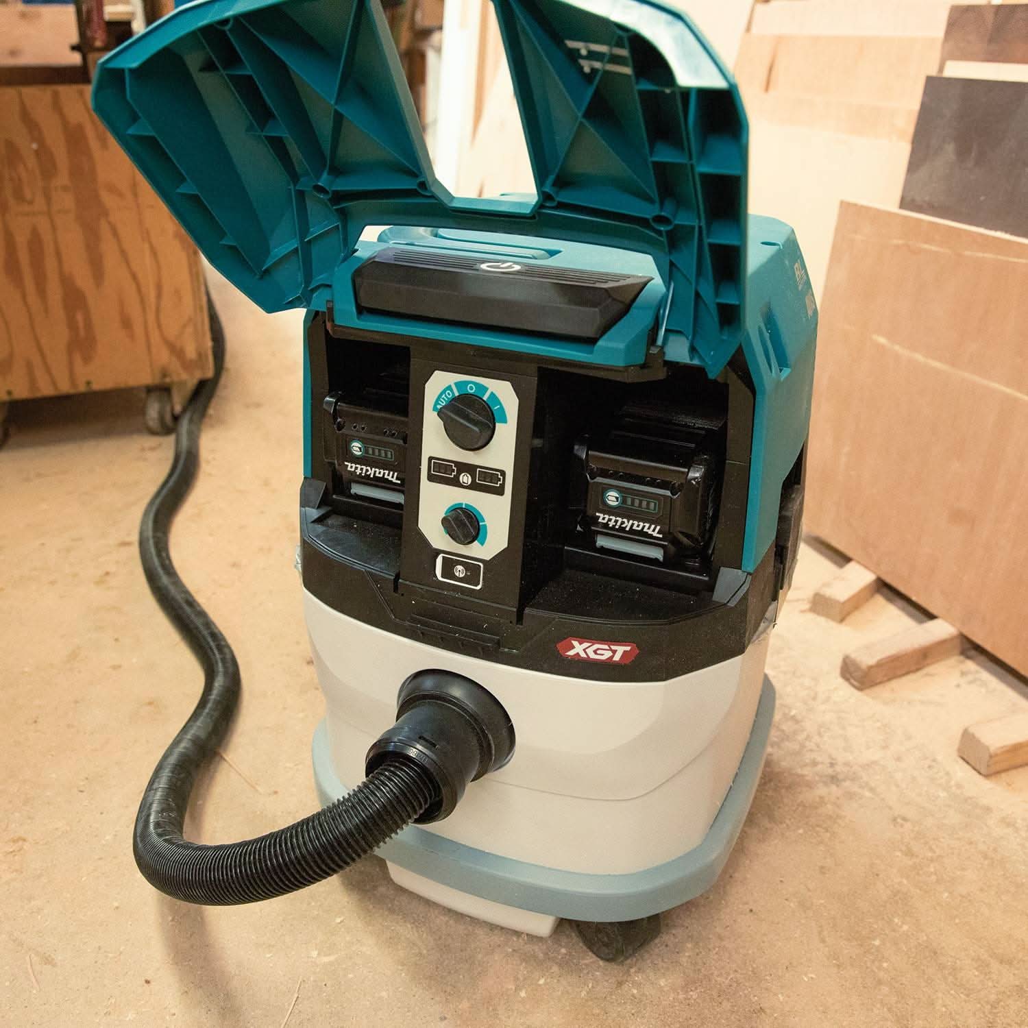 Makita 40V max XGT Brushless 4 Gal. HEPA Dry Dust Extractor Kit AWS (4.0Ah) w/ 40V max XGT 6-1/2" Plunge Circular Saw