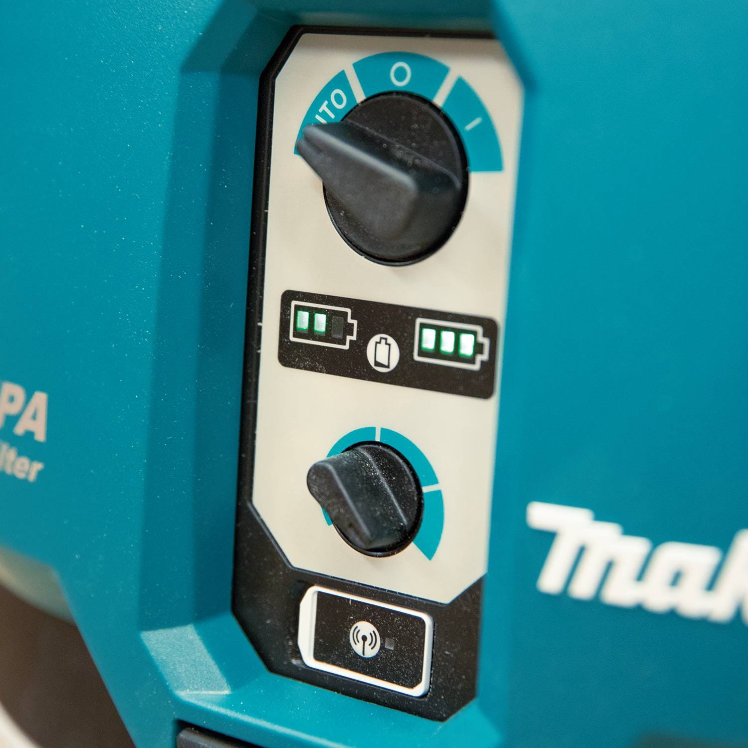 Makita GCV04ZX 40V max XGT Brushless Cordless 4 Gallon HEPA Filter Dry Dust Extractor, AWS Capable, Tool Only