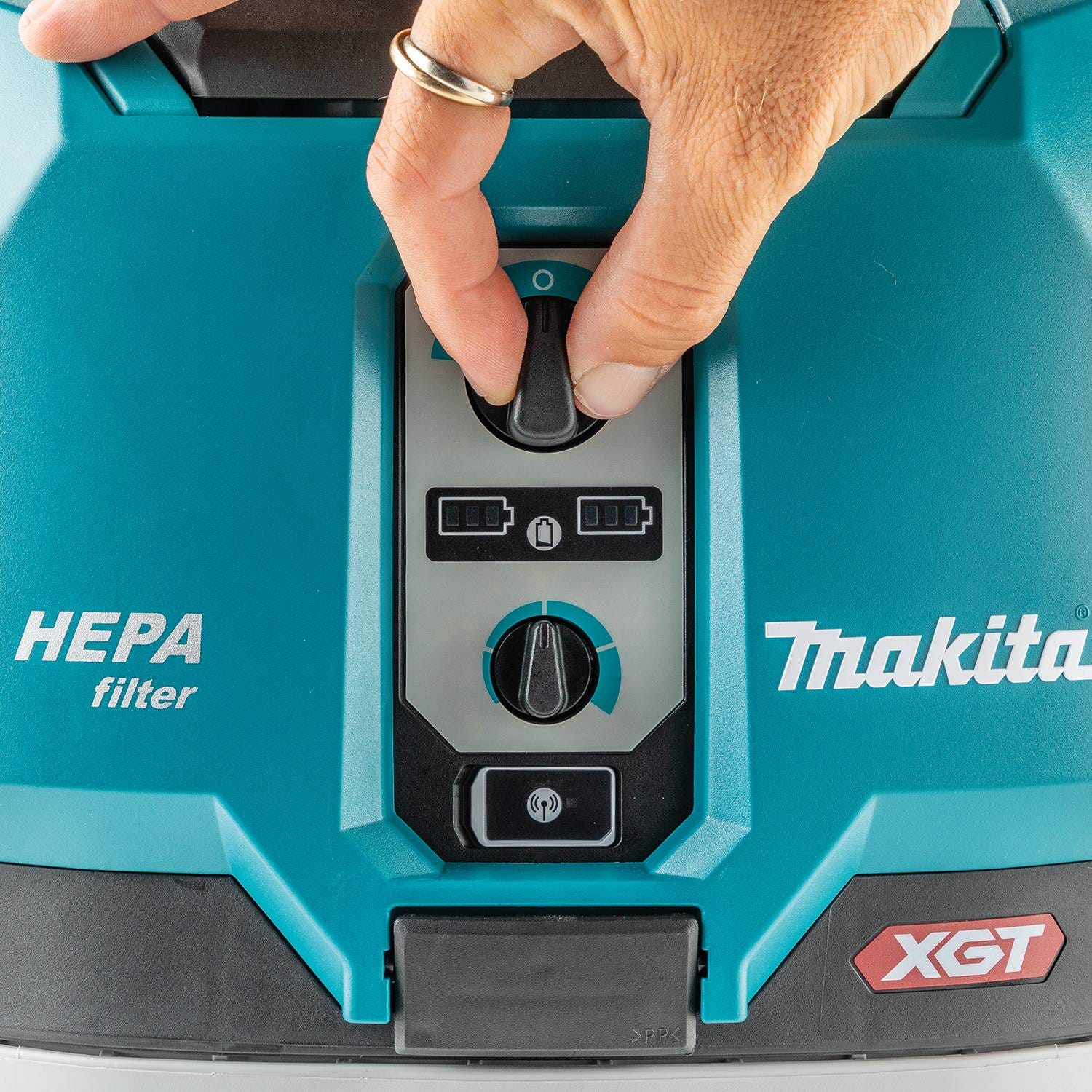 Makita GCV04ZX 40V max XGT Brushless Cordless 4 Gallon HEPA Filter Dry Dust Extractor, AWS Capable, Tool Only