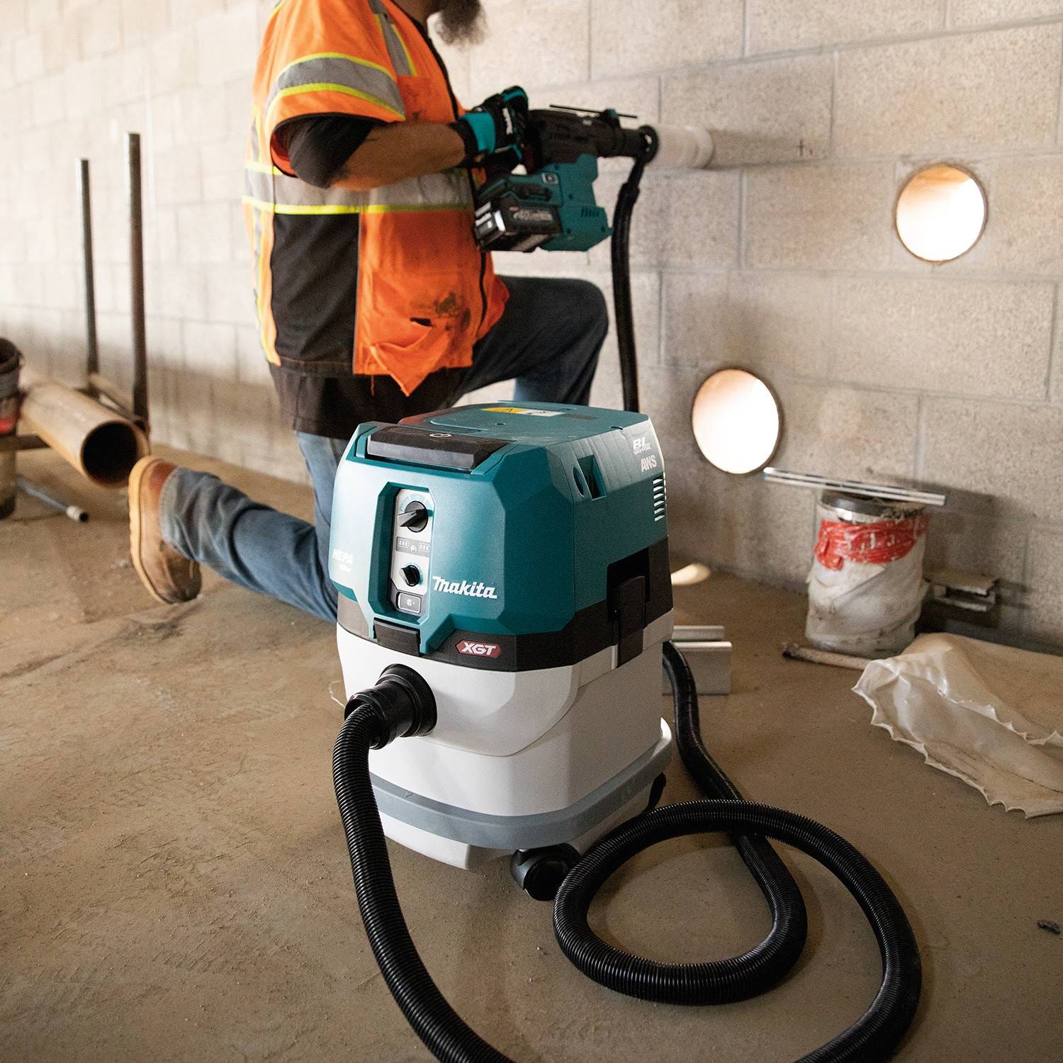 Makita GCV04ZX 40V max XGT Brushless Cordless 4 Gallon HEPA Filter Dry Dust Extractor, AWS Capable, Tool Only
