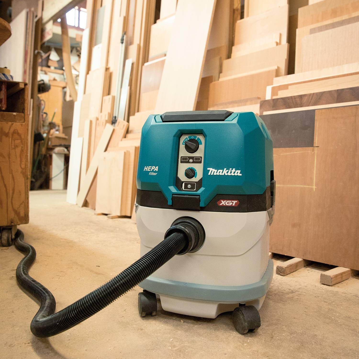Makita GCV04ZX 40V max XGT Brushless Cordless 4 Gallon HEPA Filter Dry Dust Extractor, AWS Capable, Tool Only