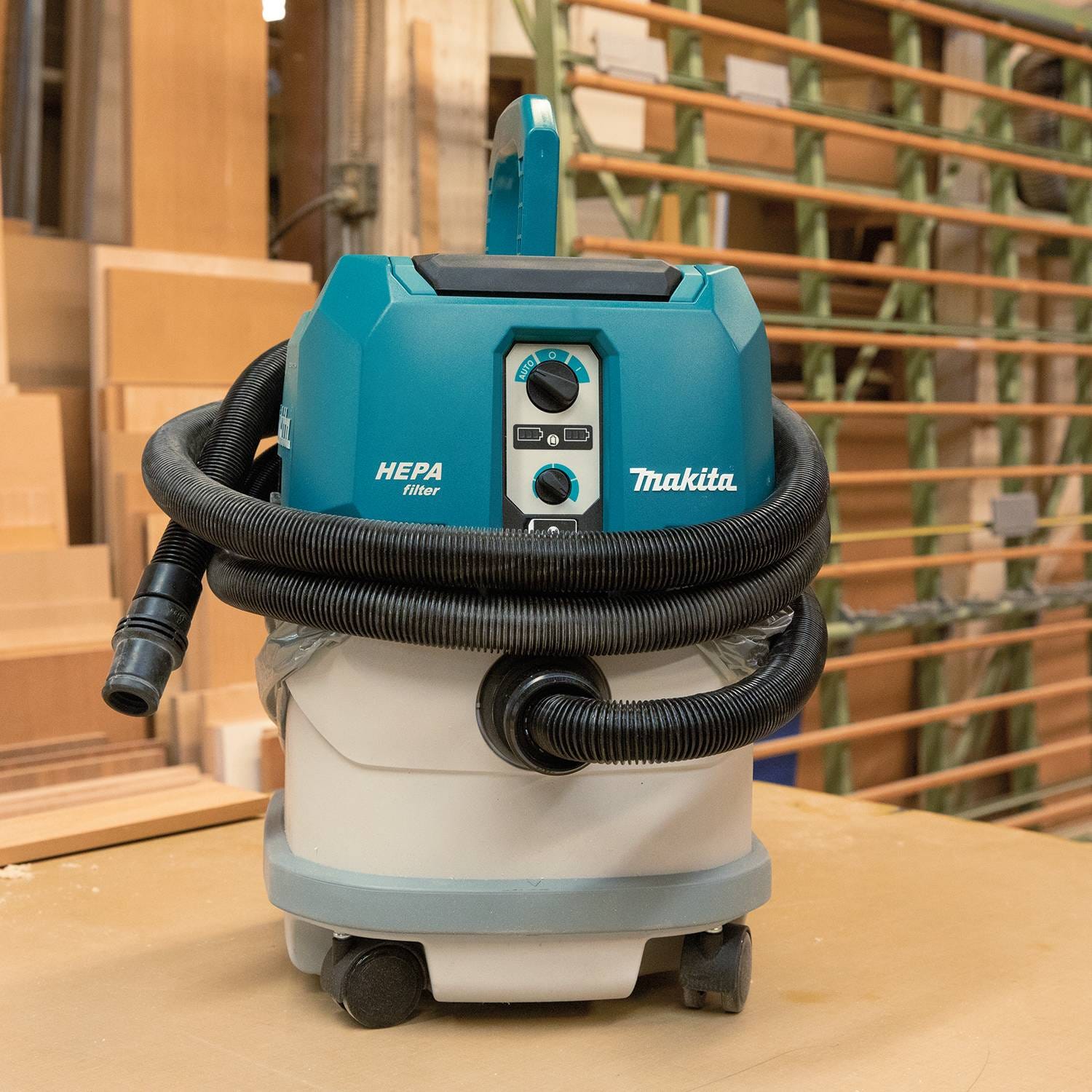 Makita GCV04ZX 40V max XGT Brushless Cordless 4 Gallon HEPA Filter Dry Dust Extractor, AWS Capable, Tool Only