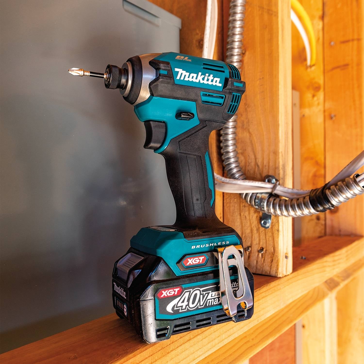*** MUST COMPLETE ONLINE FORM AT MAKITATOOLS.COM/EREBATES TO RECEIVE FREE ITEM*** Ships separately from Makita.