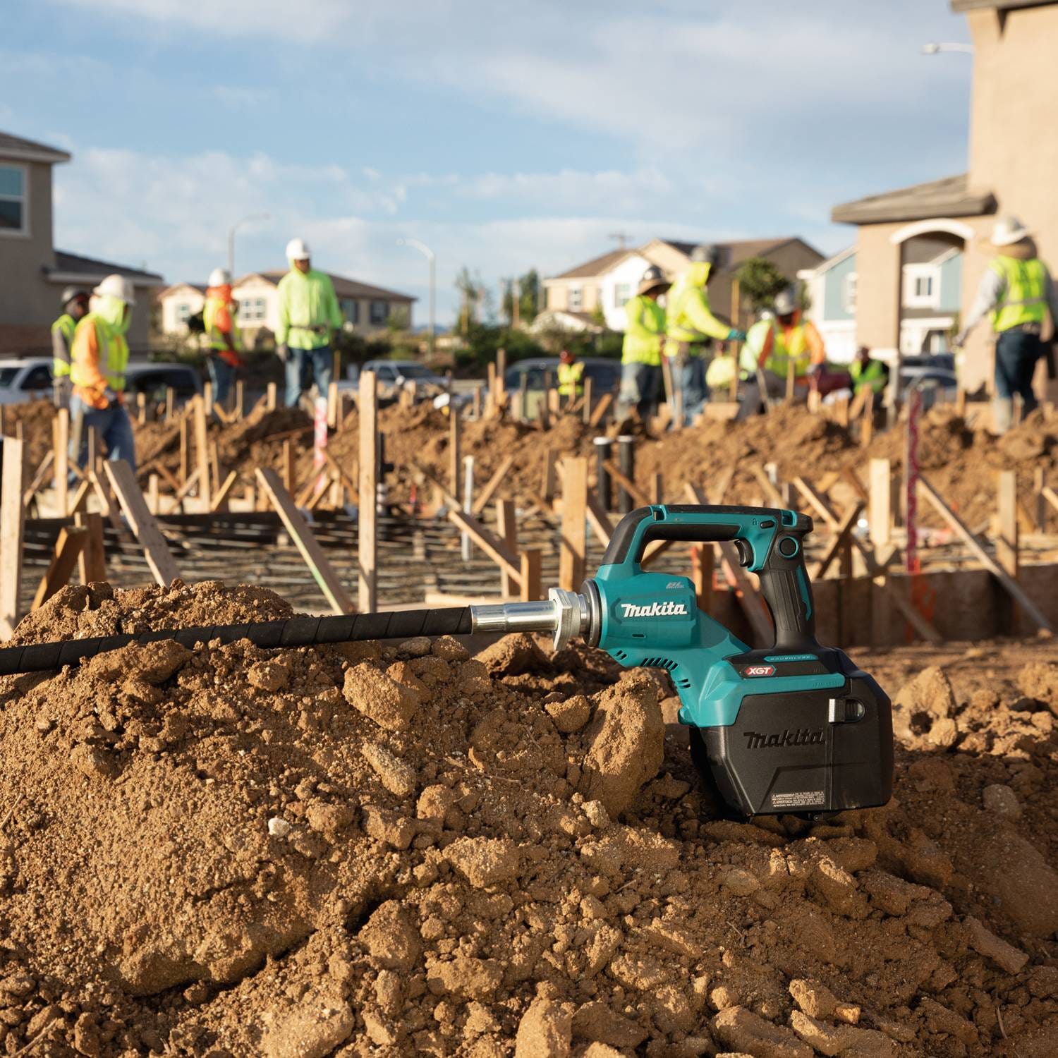 Makita GRV01Z 40V max XGT Brushless Cordless 5-1/2' Concrete Vibrator, Tool Only