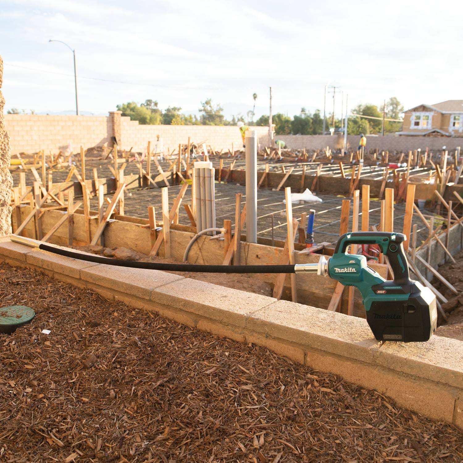 Makita GRV01Z 40V max XGT Brushless Cordless 5-1/2' Concrete Vibrator, Tool Only