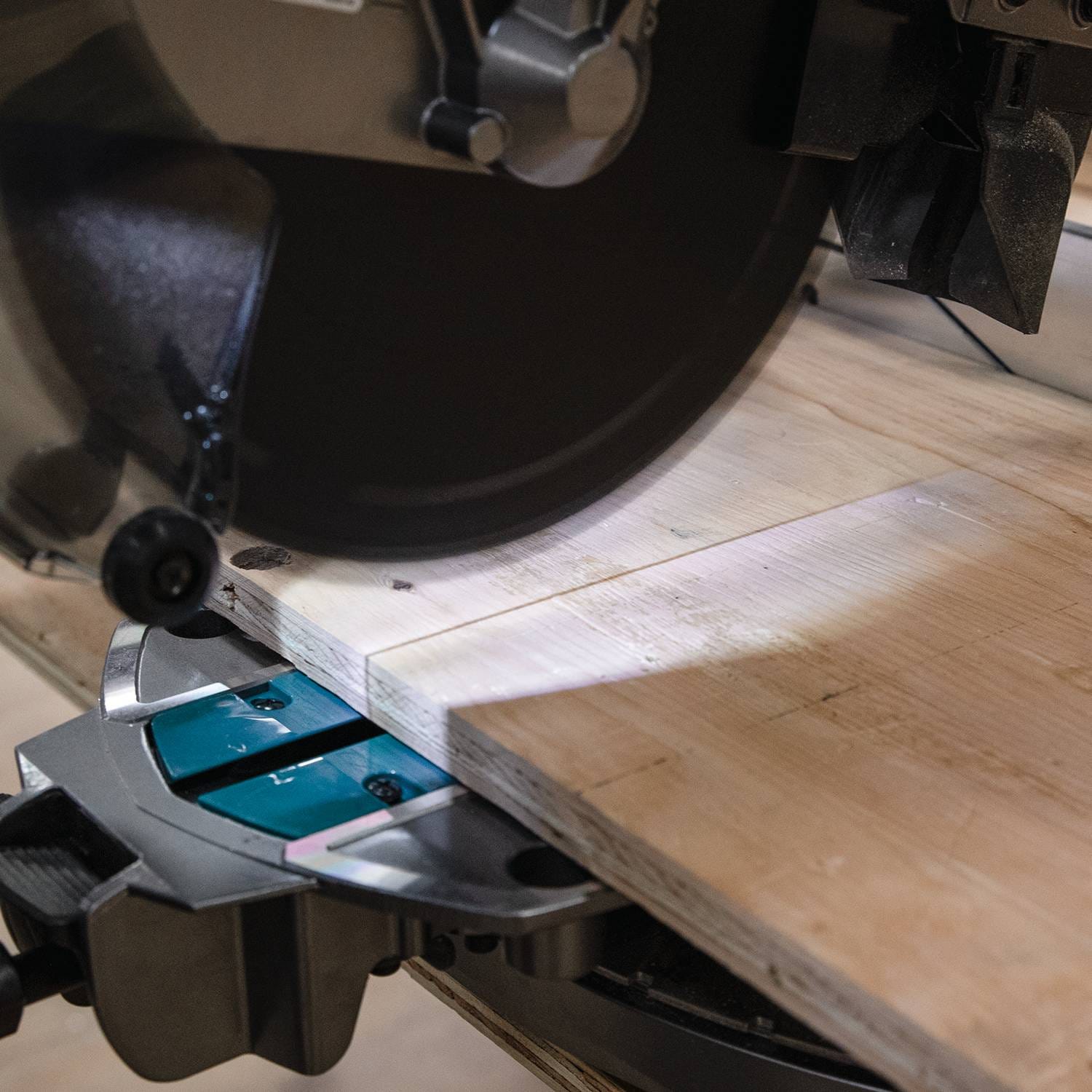 Makita GSL03M1 40V max XGT Brushless Cordless 10" Dual-Bevel Sliding Compound Miter Saw Kit, AWS Capable (4.0Ah)
