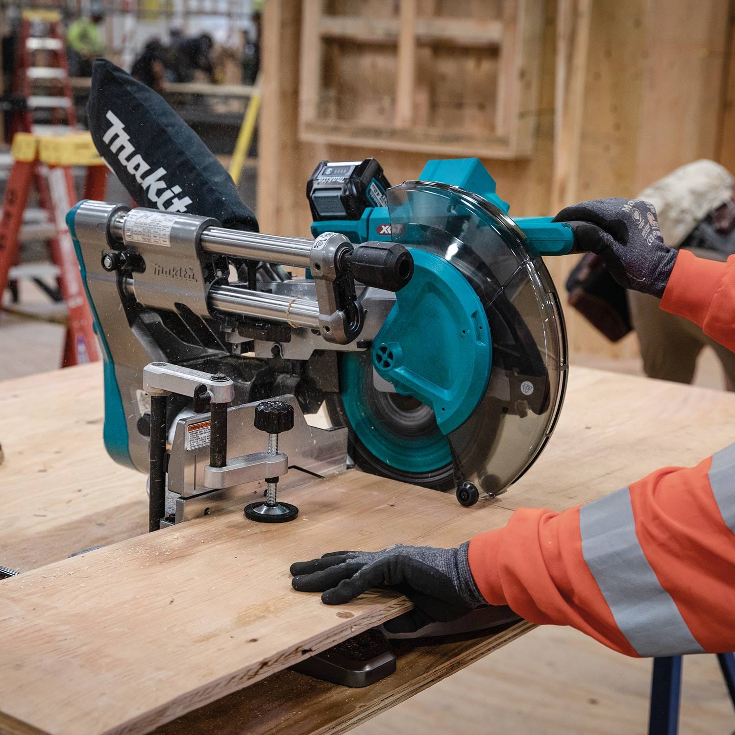 Makita GSL03M1 40V max XGT Brushless Cordless 10" Dual-Bevel Sliding Compound Miter Saw Kit, AWS Capable (4.0Ah)