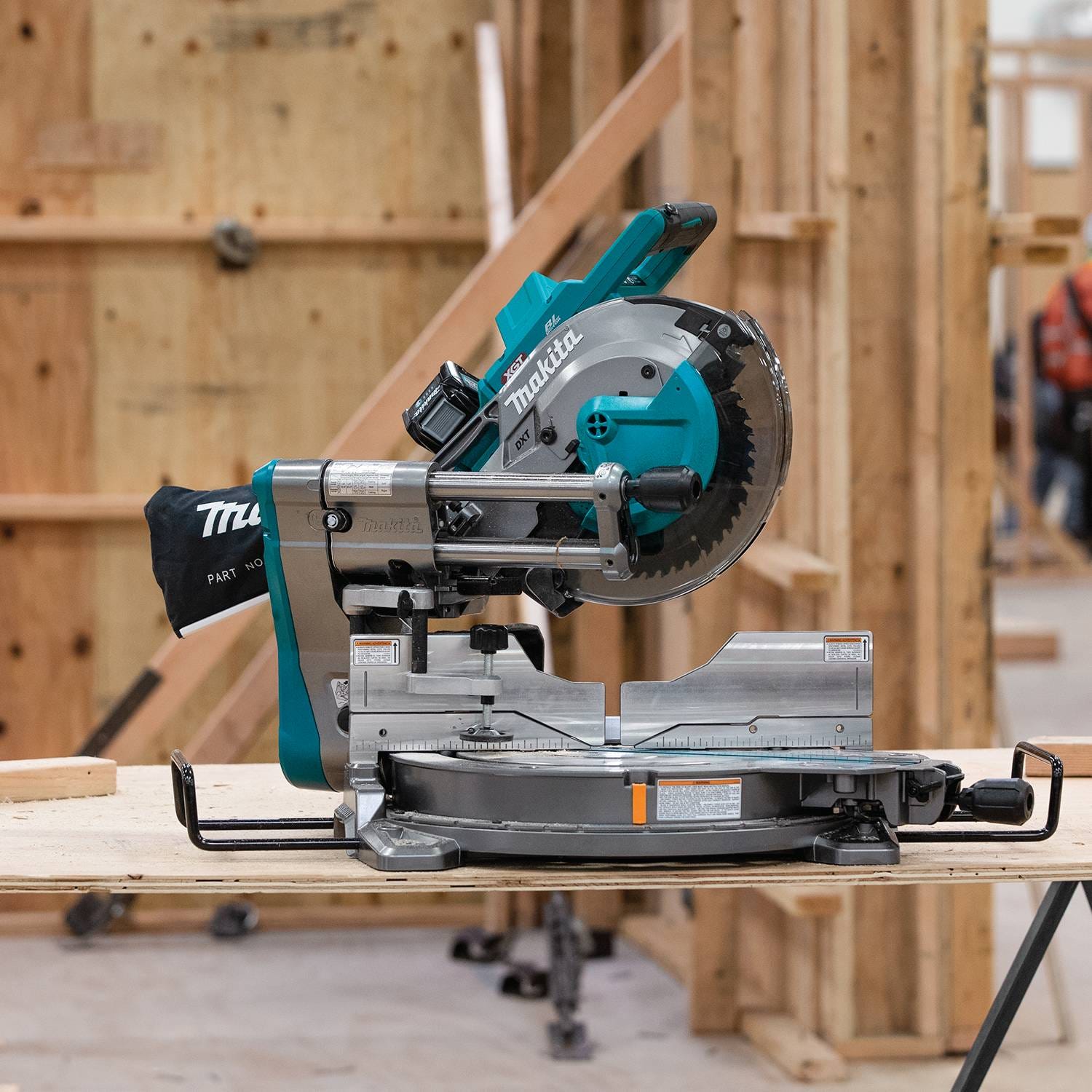 Makita GSL03M1 40V max XGT Brushless Cordless 10" Dual-Bevel Sliding Compound Miter Saw Kit, AWS Capable (4.0Ah)