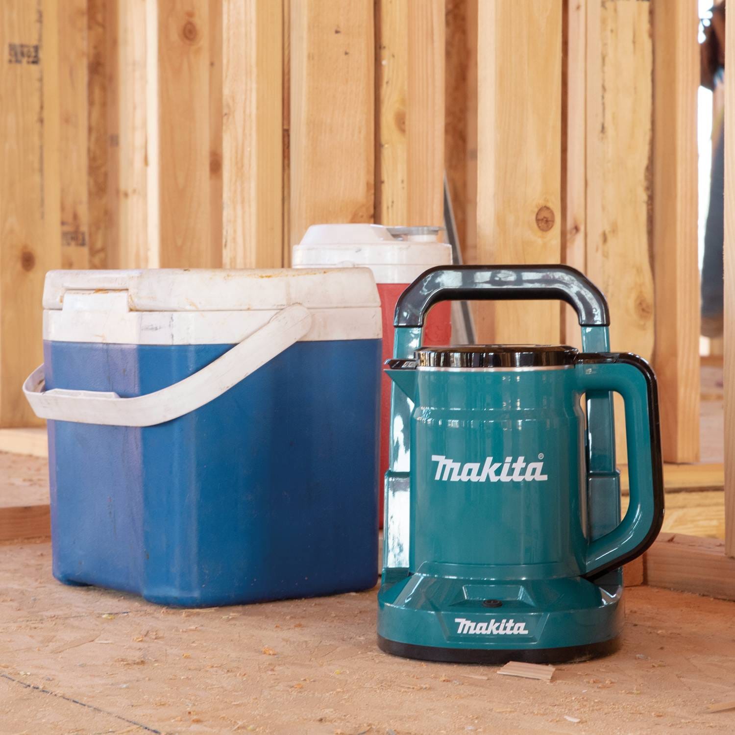 *** MUST COMPLETE ONLINE FORM AT MAKITATOOLS.COM/EREBATES TO RECEIVE FREE ITEM*** Ships separately from Makita.