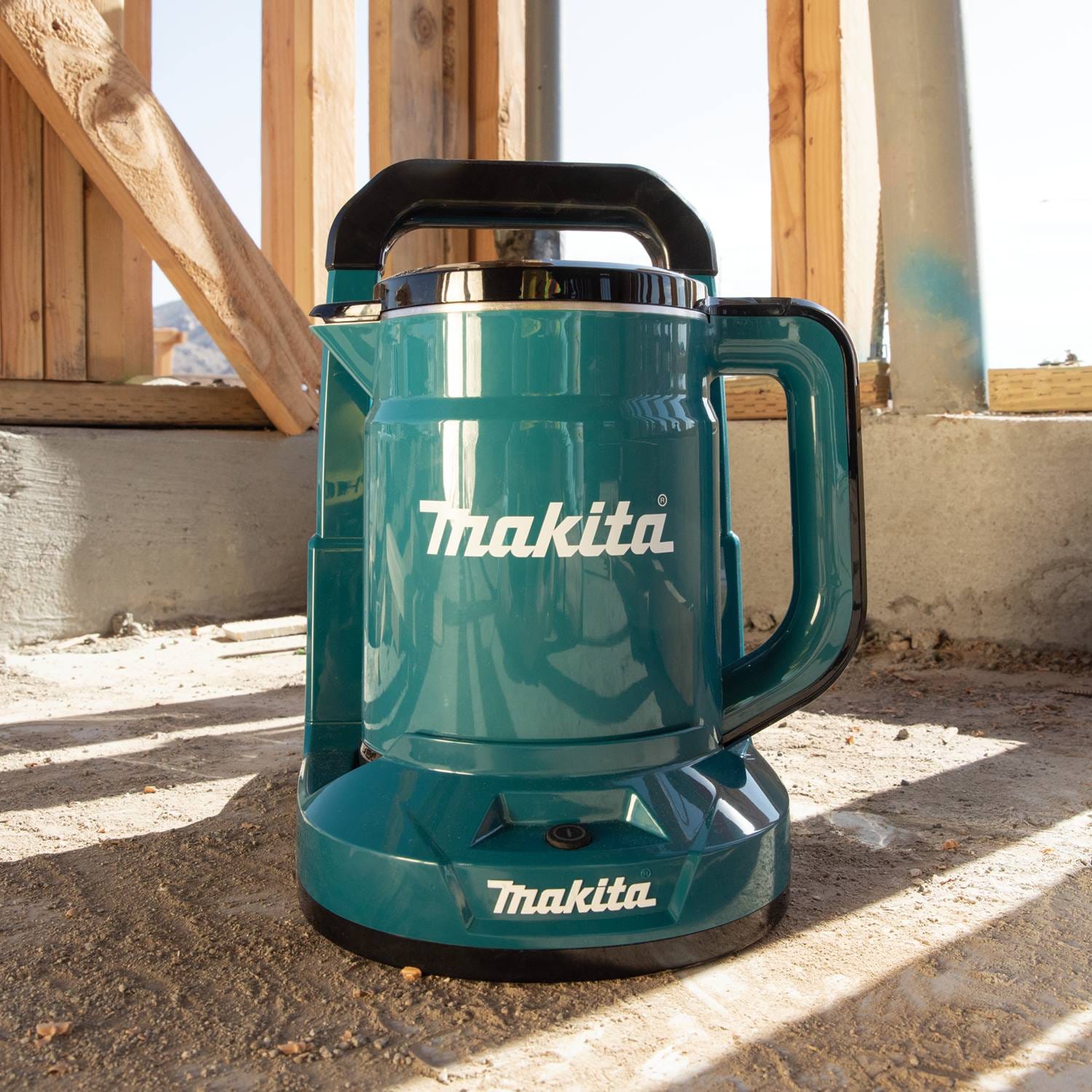 *** MUST COMPLETE ONLINE FORM AT MAKITATOOLS.COM/EREBATES TO RECEIVE FREE ITEM*** Ships separately from Makita.