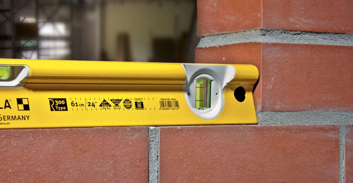 Full-length handrail with finger groove on the Stabila R 300 level