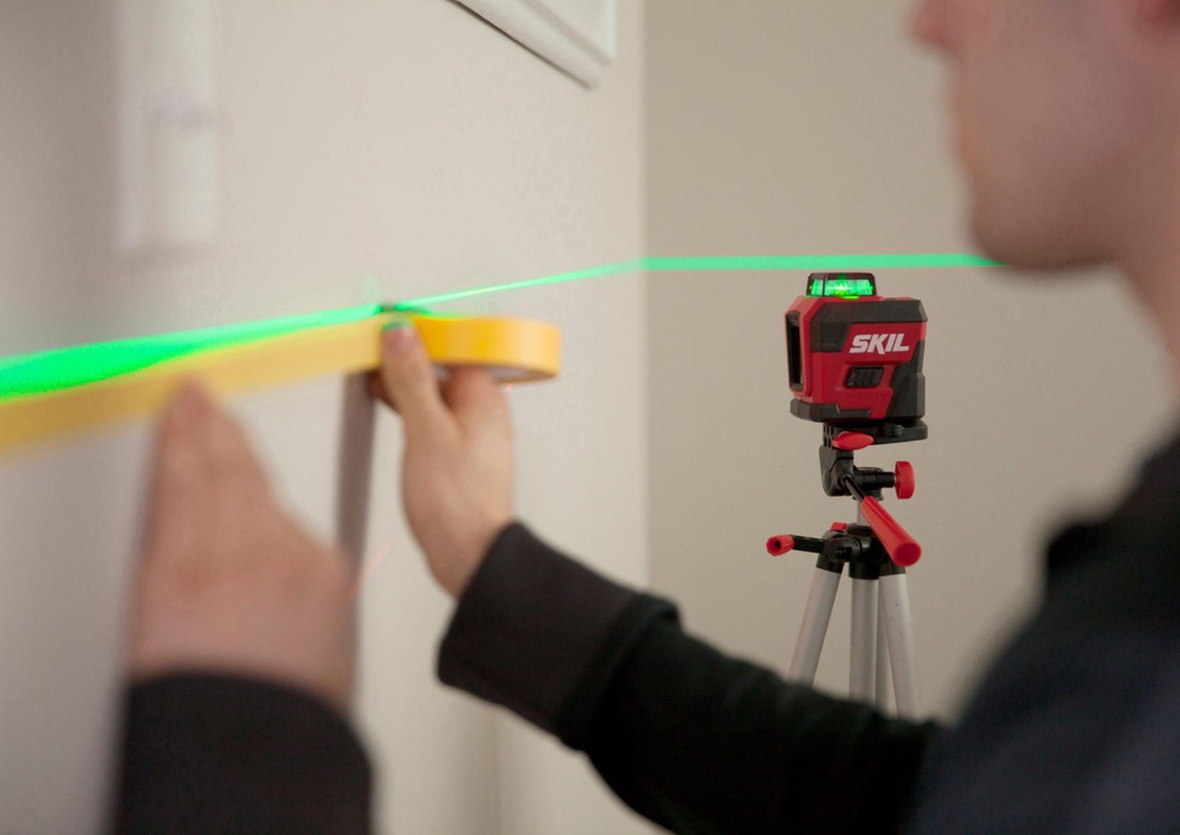 SKIL LL9322G-01 Self-Leveling 360 Degree Green Cross Line Laser with Tripod