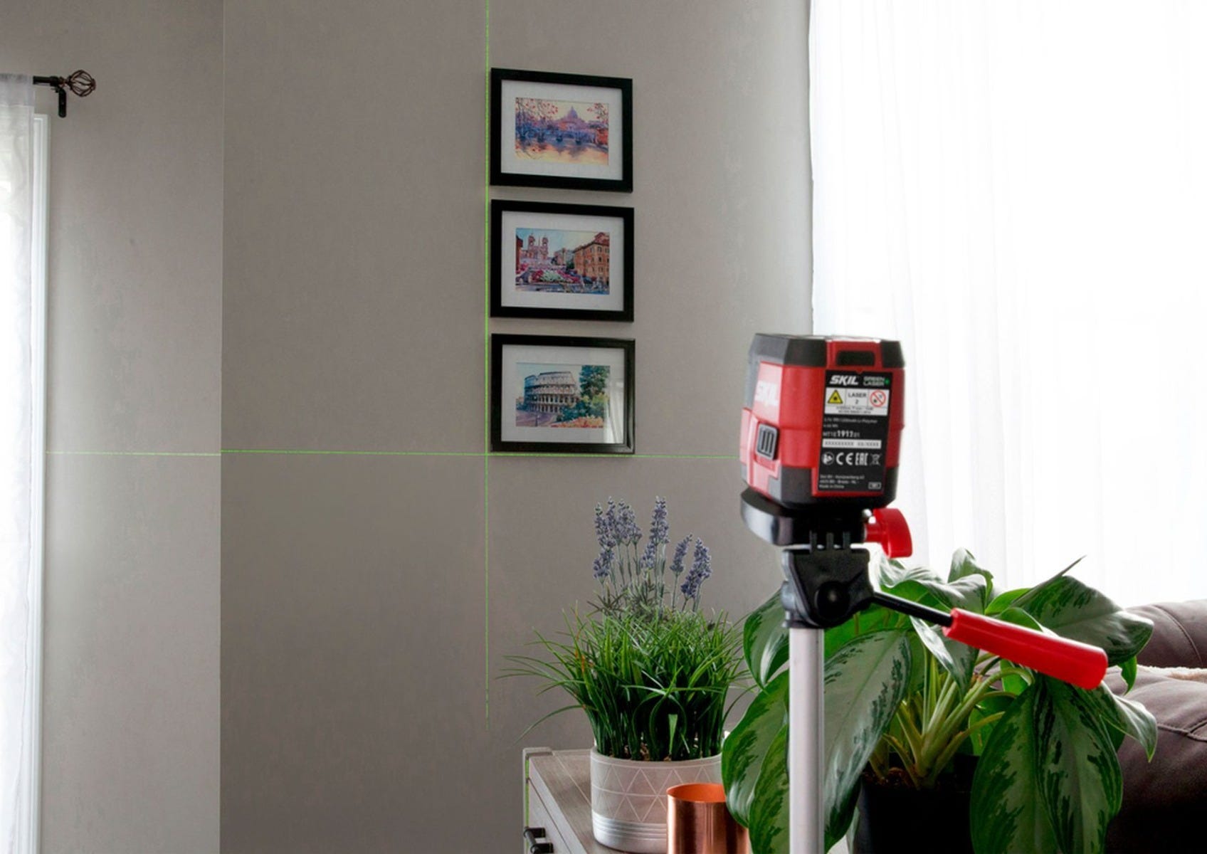 SKIL LL9324G-01 Self-leveling Green Cross Laser with Clamp