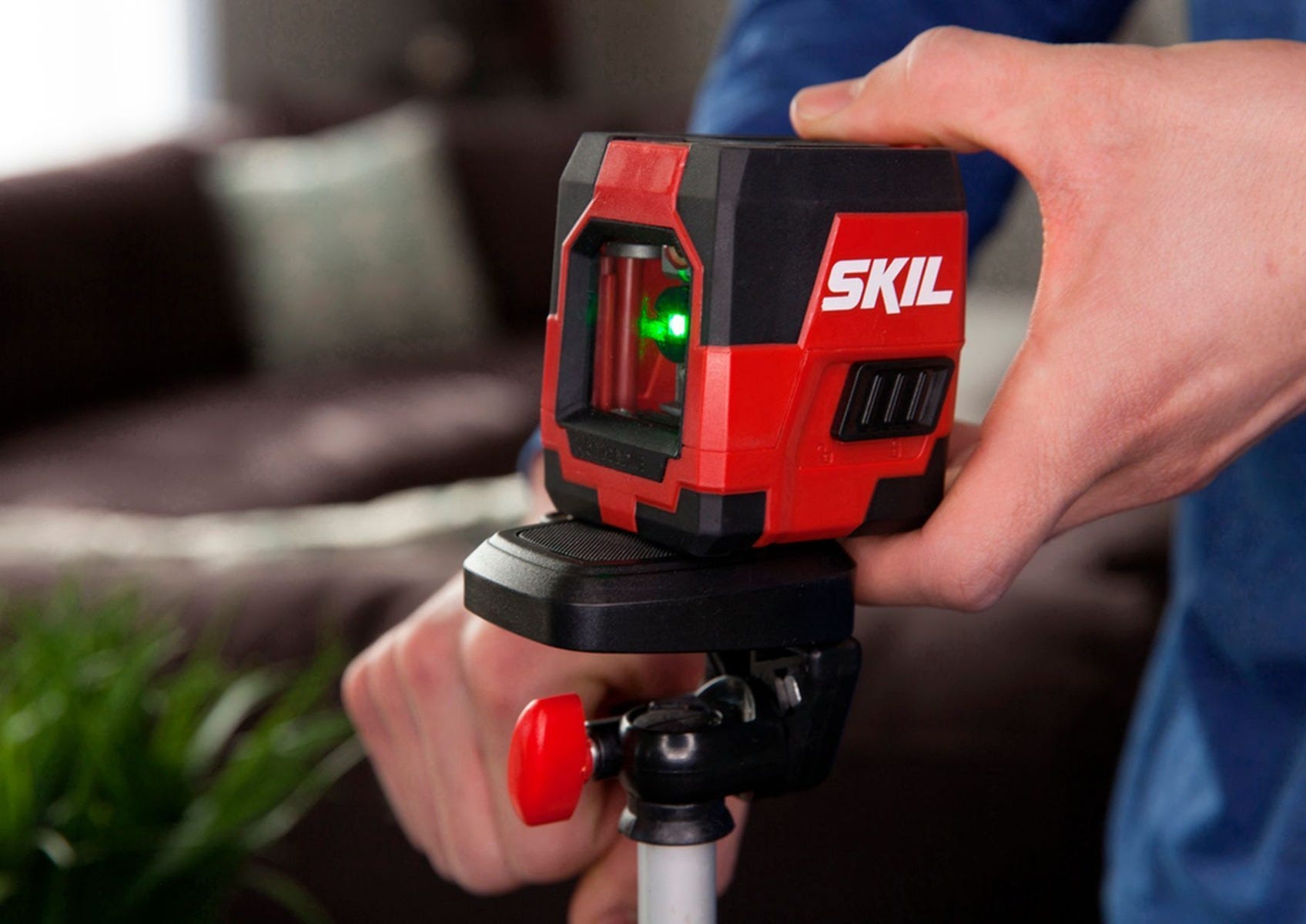 SKIL LL9324G-01 Self-leveling Green Cross Laser with Clamp