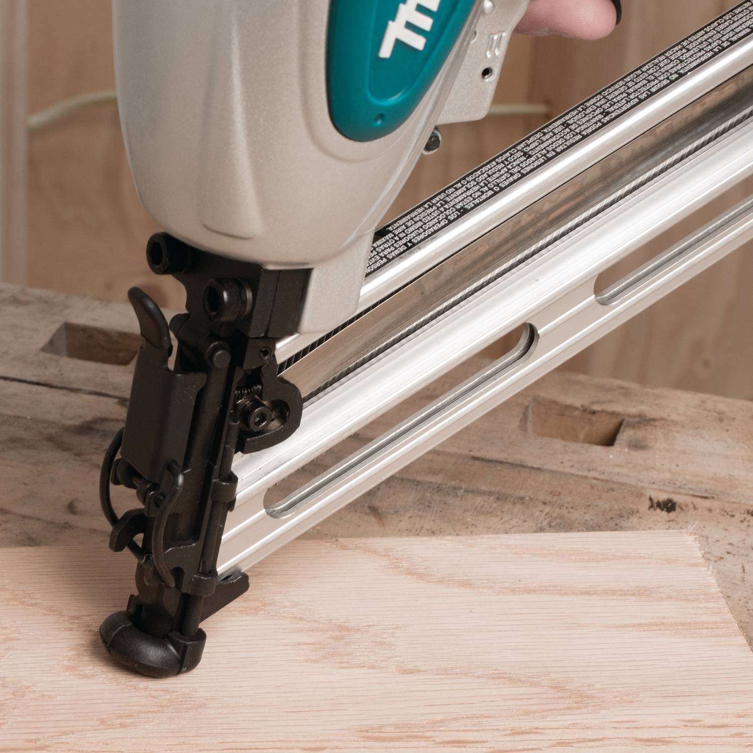 Makita AF635 15 Gauge, 2-1/2" Angled Finish Nailer, 34â°