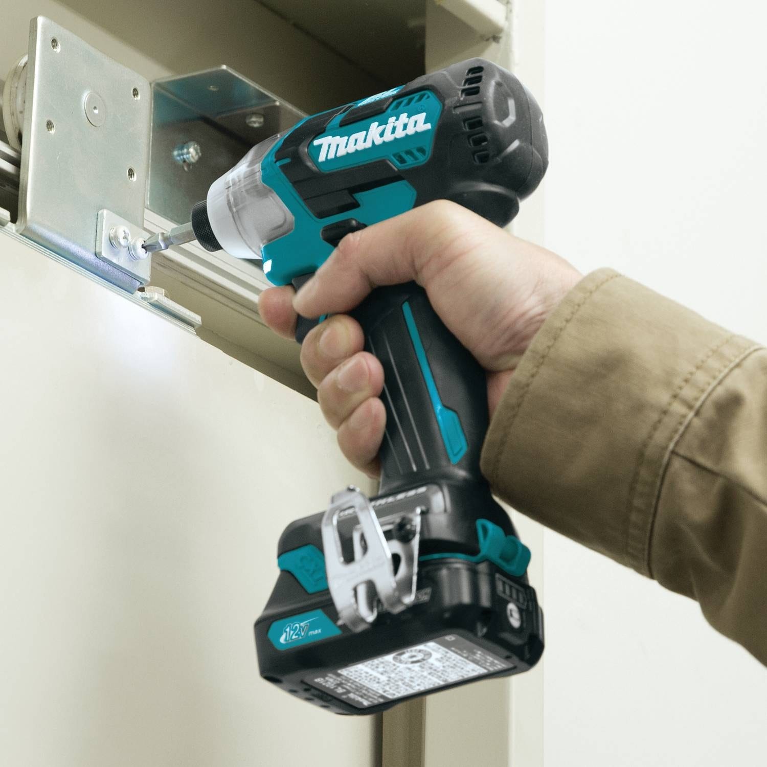 Makita DT04R1 12V max CXT Lithium-Ion Brushless Cordless Impact Driver Kit (2.0Ah)