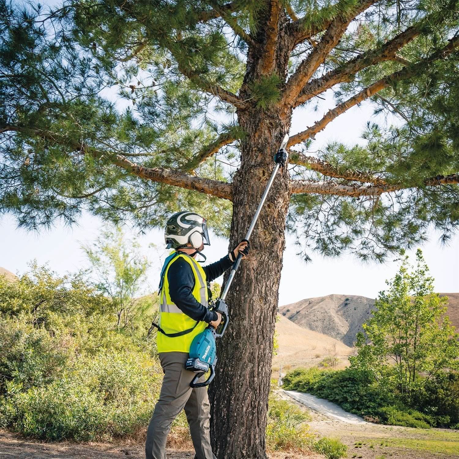 Makita 40V max XGT Brushless 10" Pole Saw Kit, 8' Length (4.0Ah) and 4-Speed Compact Stick Vacuum Kit