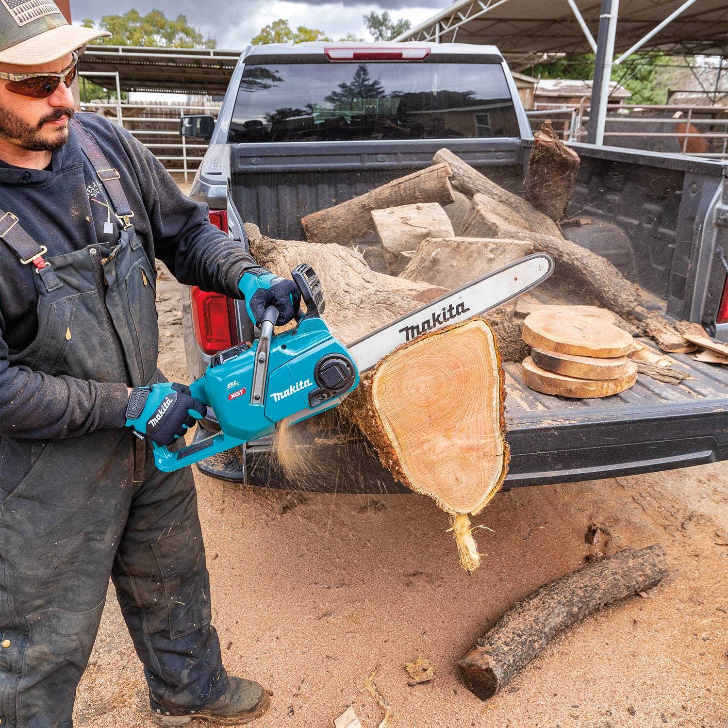 Makita 40V max XGT Brushless 16" Chain Saw Kit (4.0Ah) with 4-Speed Compact Stick Vacuum