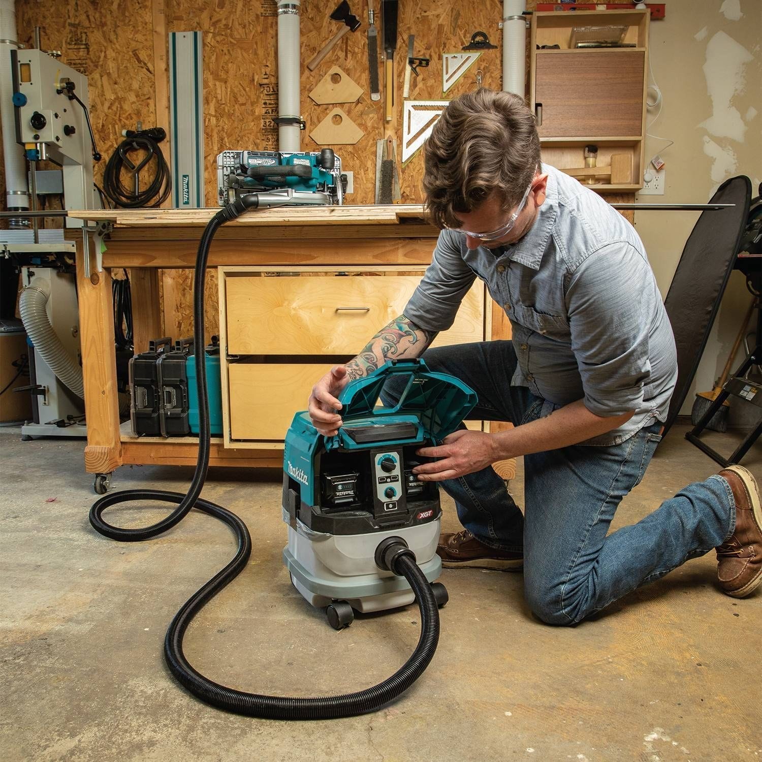 Makita 40V max XGT Brushless 2.1 Gal. HEPA Dry Dust Extractor Kit AWS (4.0Ah) w/ 40V max XGT 6-1/2" Plunge Circular Saw