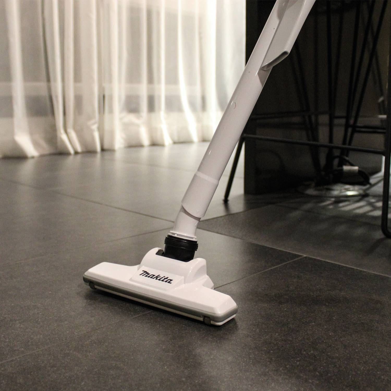 Makita GCU06T1 40V max XGT Brushless 18" Chain Saw Kit (5.0Ah) with 4-Speed Compact Stick Vacuum