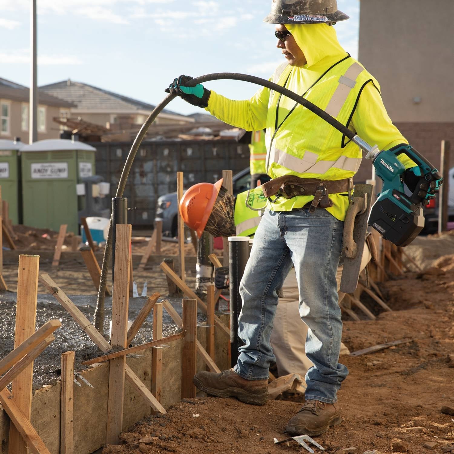 Makita GRV01Z 40V max XGT Brushless Cordless 5-1/2' Concrete Vibrator, Tool Only