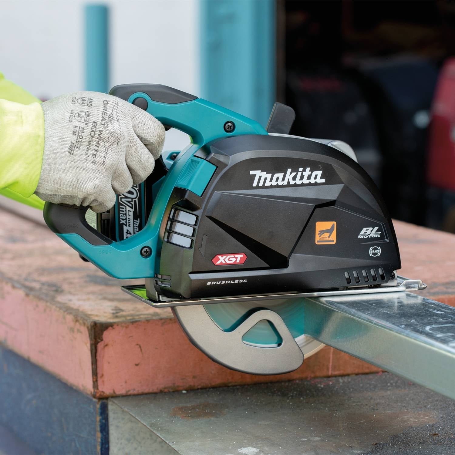 Makita GSC01M1 40V max XGT Brushless Cordless 7-1/4" Metal Cutting Saw Kit, with Electric Brake and Chip Collector (4.0Ah)