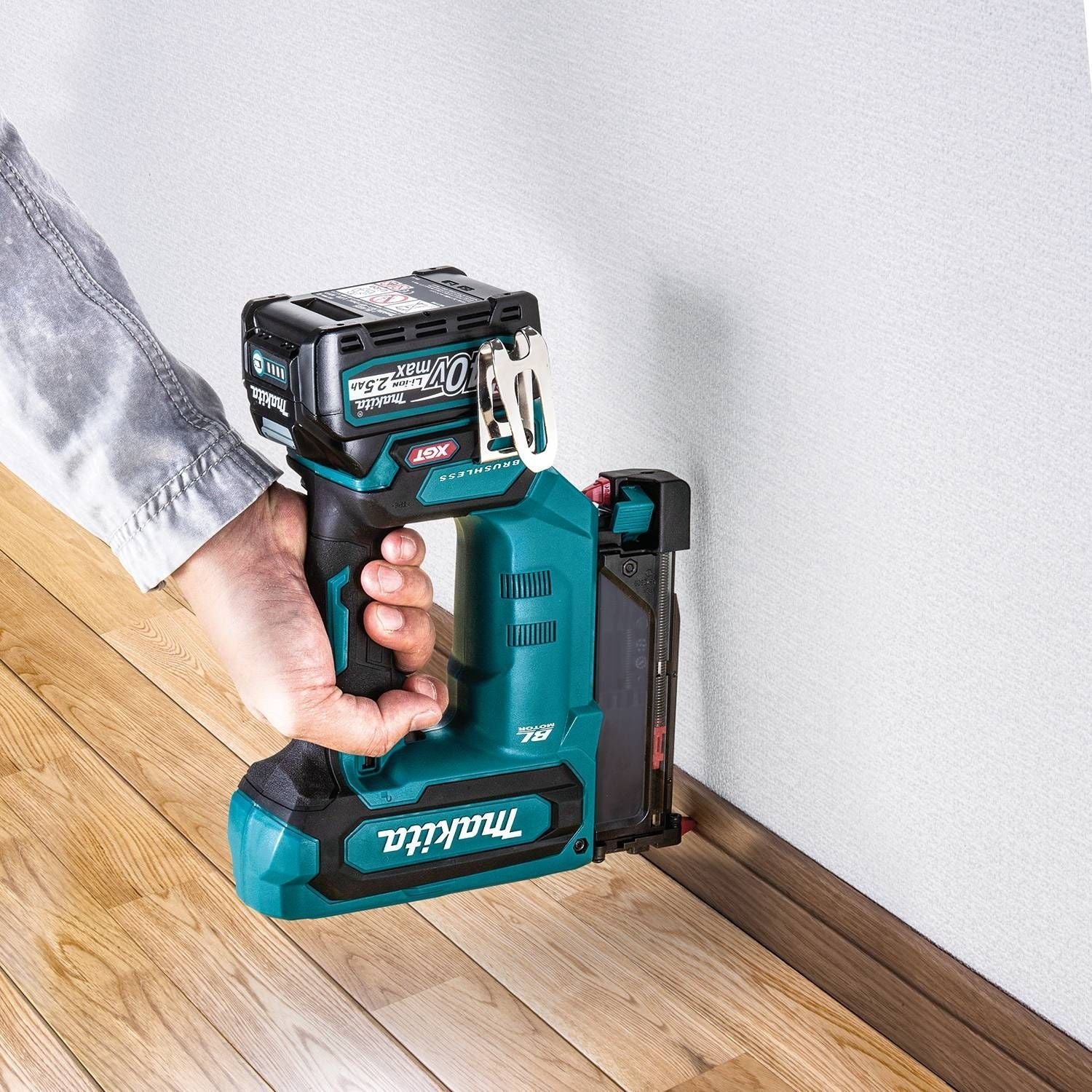 Makita GTP01D1 40V max XGT Brushless Cordless Pin Nailer Kit, 23 Ga. (2.5Ah)