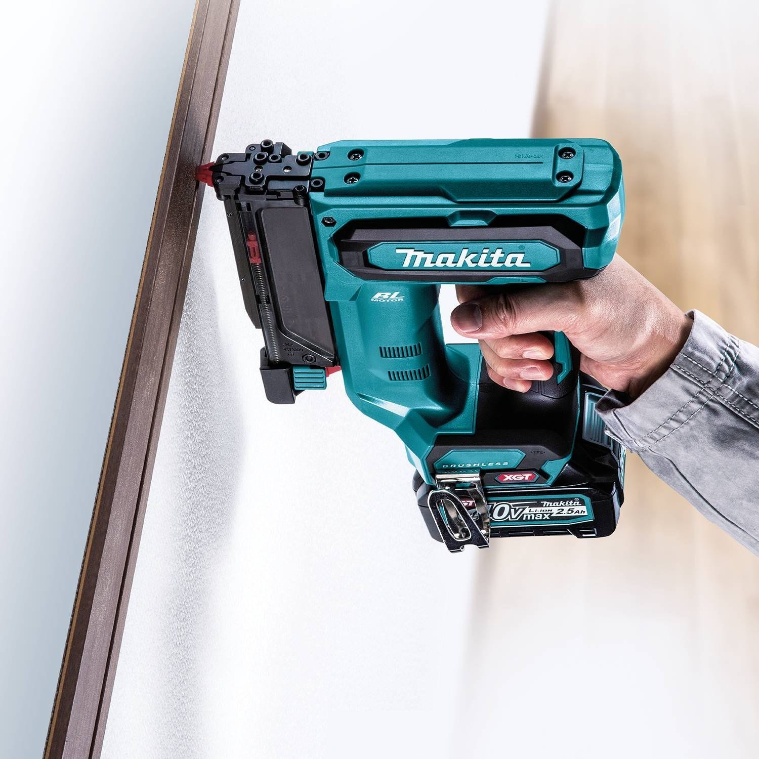 Makita GTP01D1 40V max XGT Brushless Cordless Pin Nailer Kit, 23 Ga. (2.5Ah)