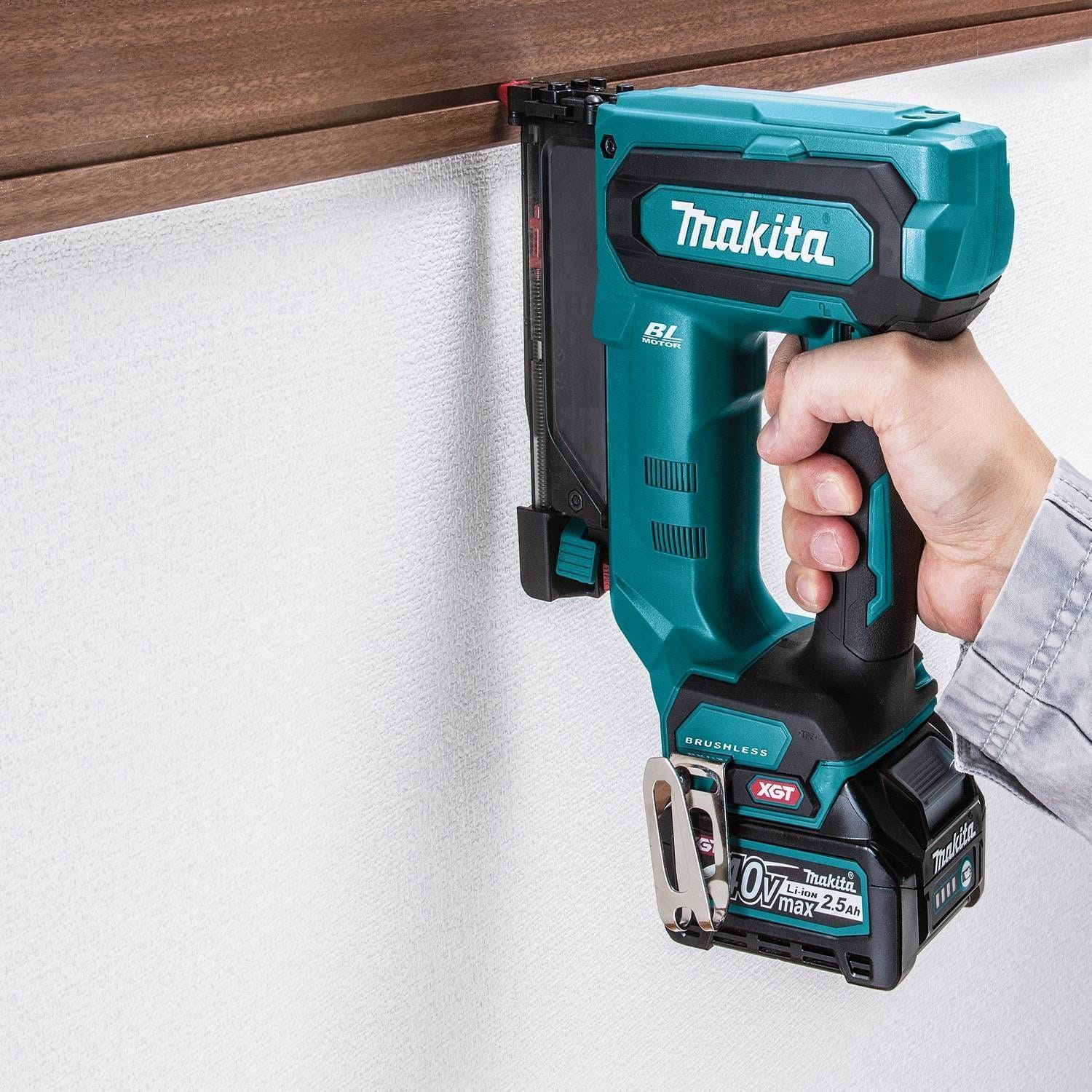 Makita GTP01D1 40V max XGT Brushless Cordless Pin Nailer Kit, 23 Ga. (2.5Ah)