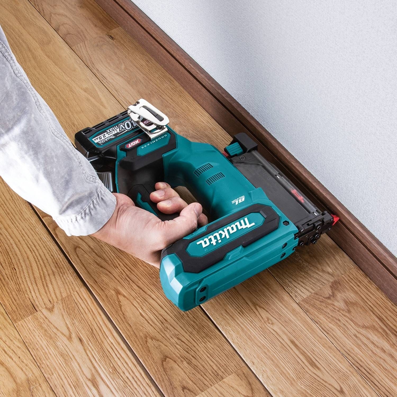 Makita GTP01D1 40V max XGT Brushless Cordless Pin Nailer Kit, 23 Ga. (2.5Ah)