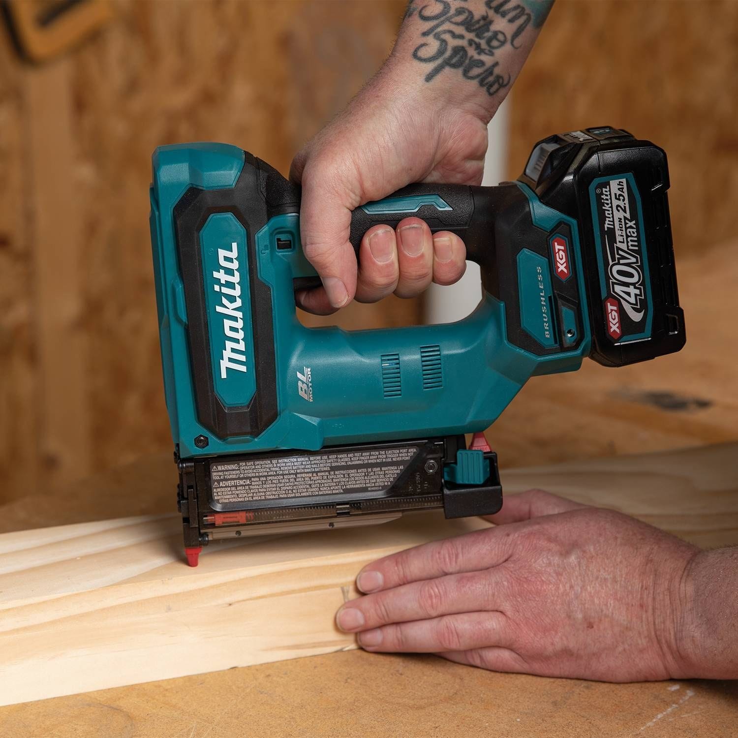 Makita GTP01D1 40V max XGT Brushless Cordless Pin Nailer Kit, 23 Ga. (2.5Ah)