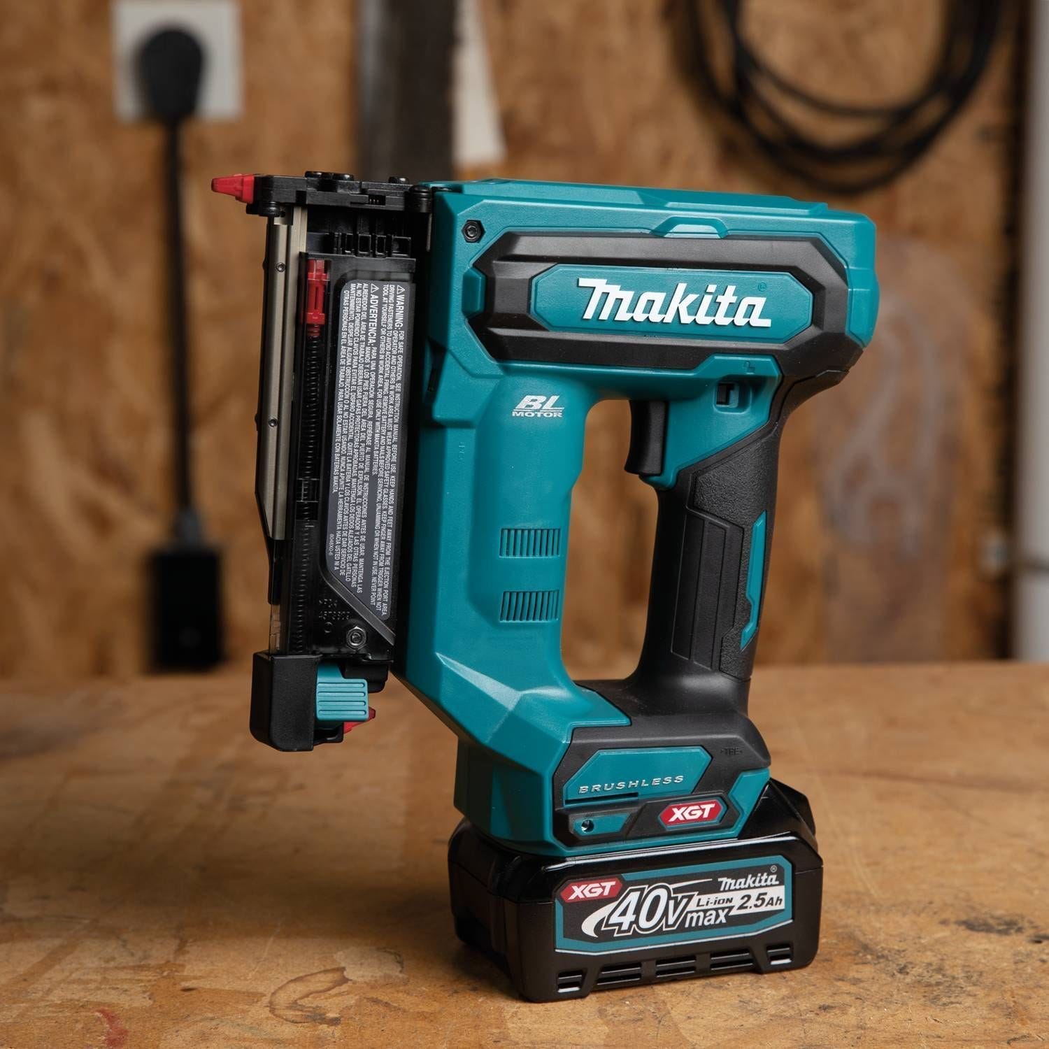 Makita 40V max XGT Brushless Pin Nailer Kit 23 Ga. (2.5Ah) w/ 40V max XGT 13" Fan