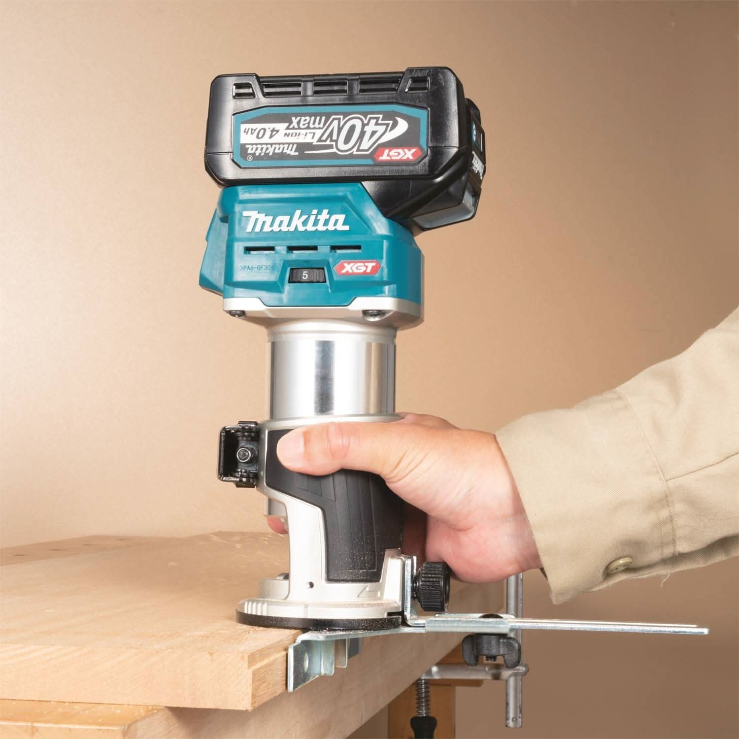 Makita 40V max XGT Brushless Compact Router Kit (2.5Ah) w/ 40V max XGT 13" Fan