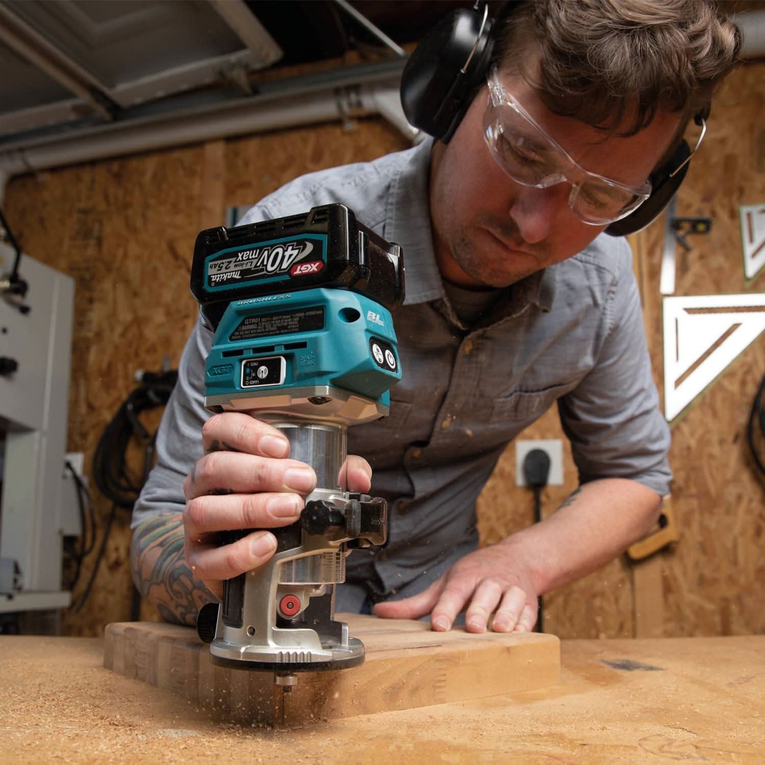 Makita 40V max XGT Brushless Compact Router Kit (2.5Ah) w/ 40V max XGT 13" Fan