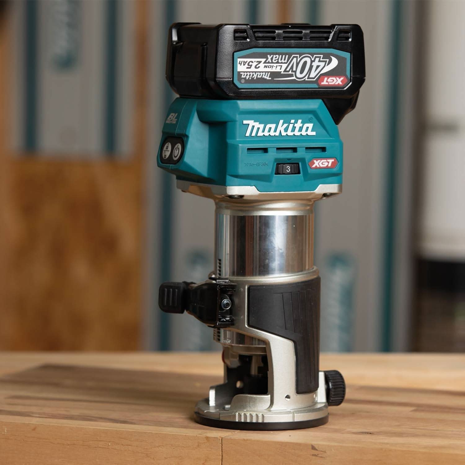 Makita 40V max XGT Brushless Compact Router Kit (2.5Ah) w/ 40V max XGT 13" Fan