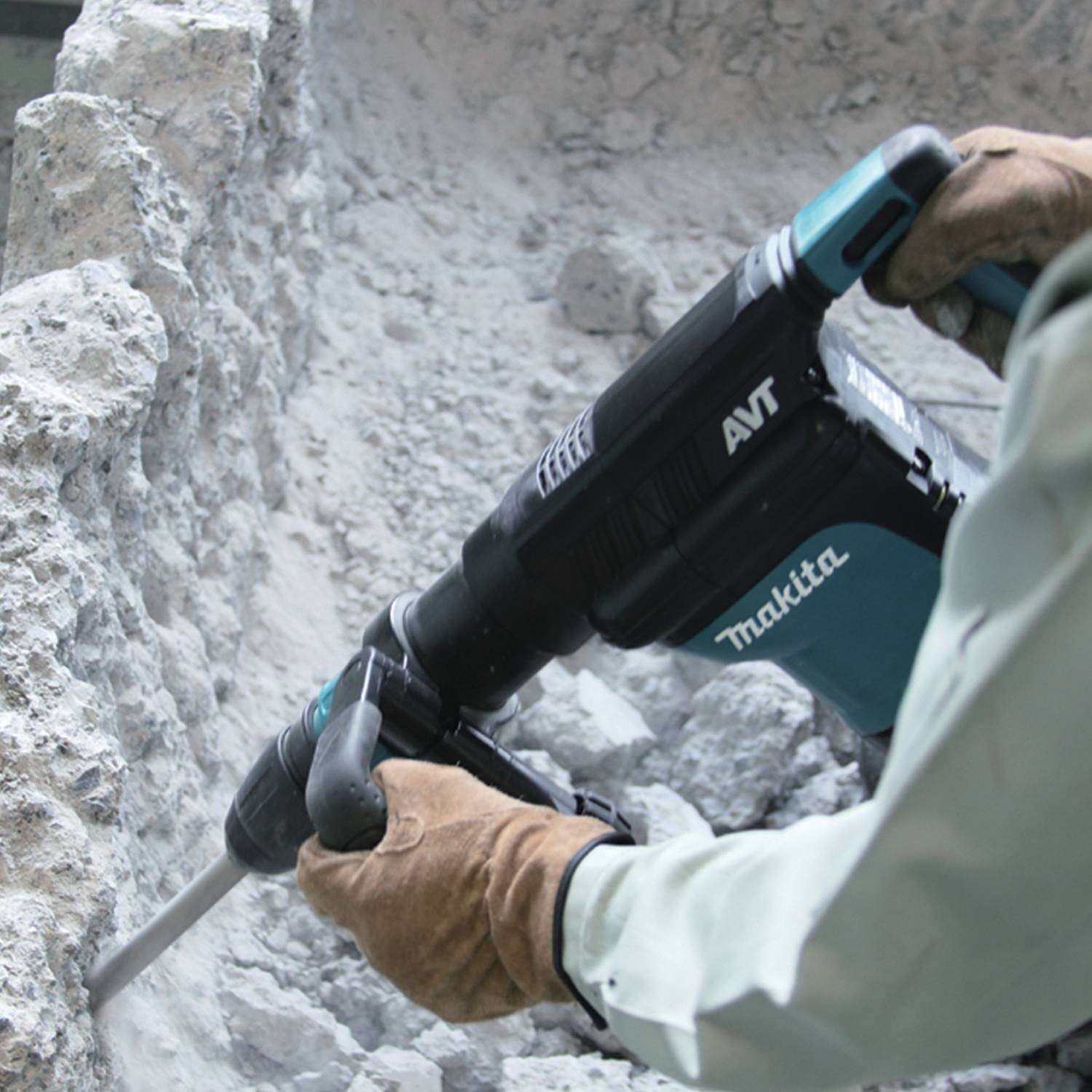 Makita HM1111C 17 lb. SDS-MAX AVT Demolition Hammer