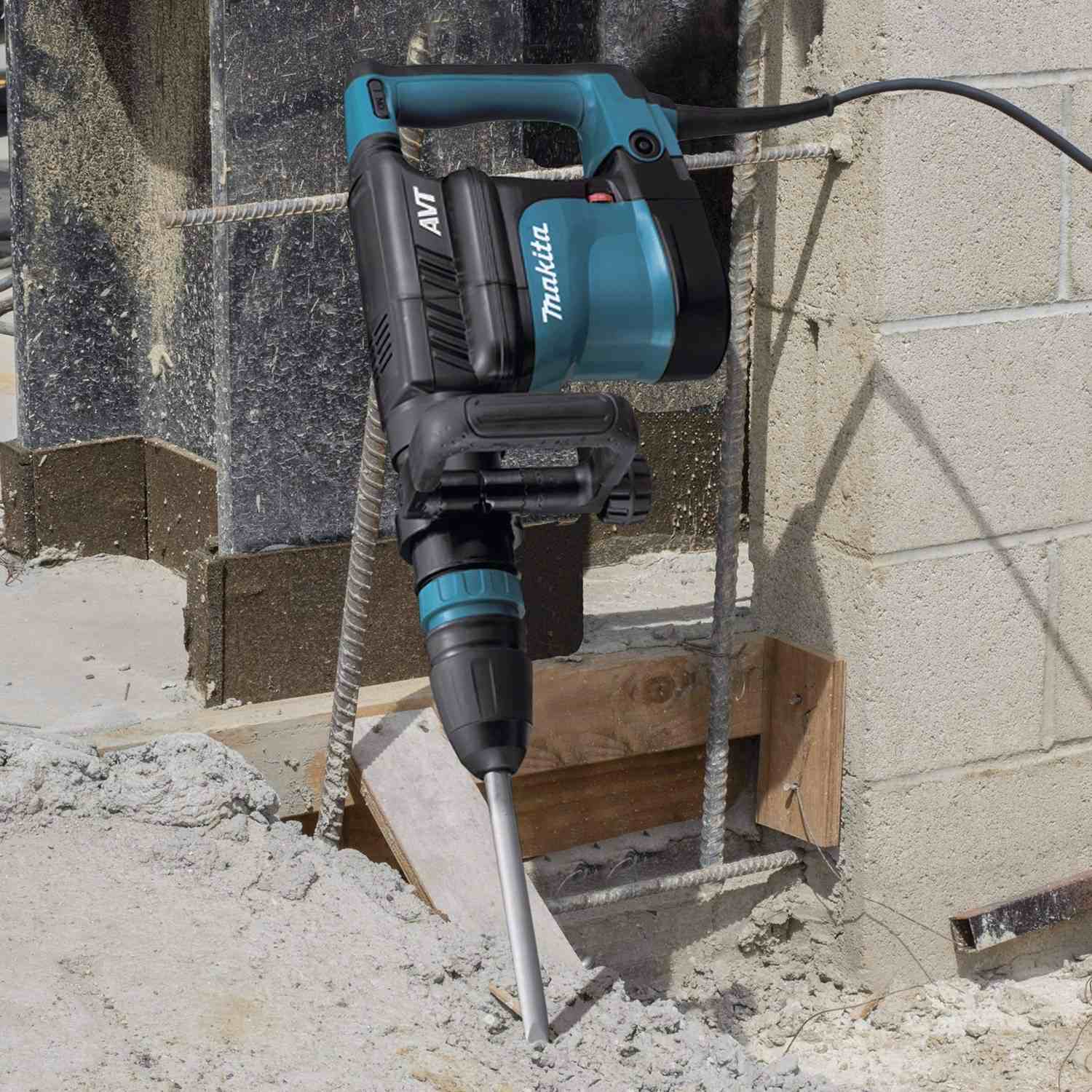 Makita HM1111C 17 lb. SDS-MAX AVT Demolition Hammer