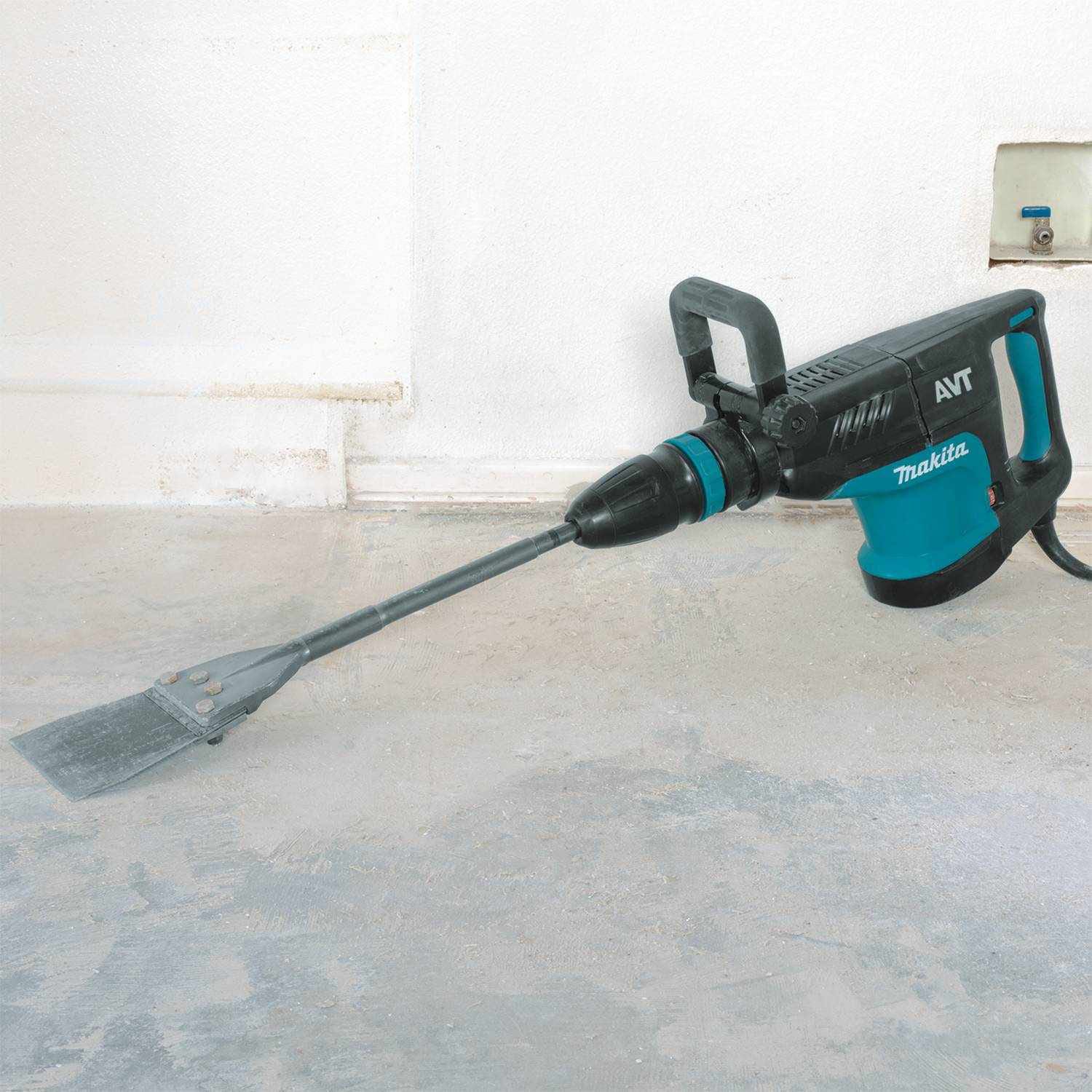 Makita HM1213C 23 lb. SDS-MAX AVT Demolition Hammer