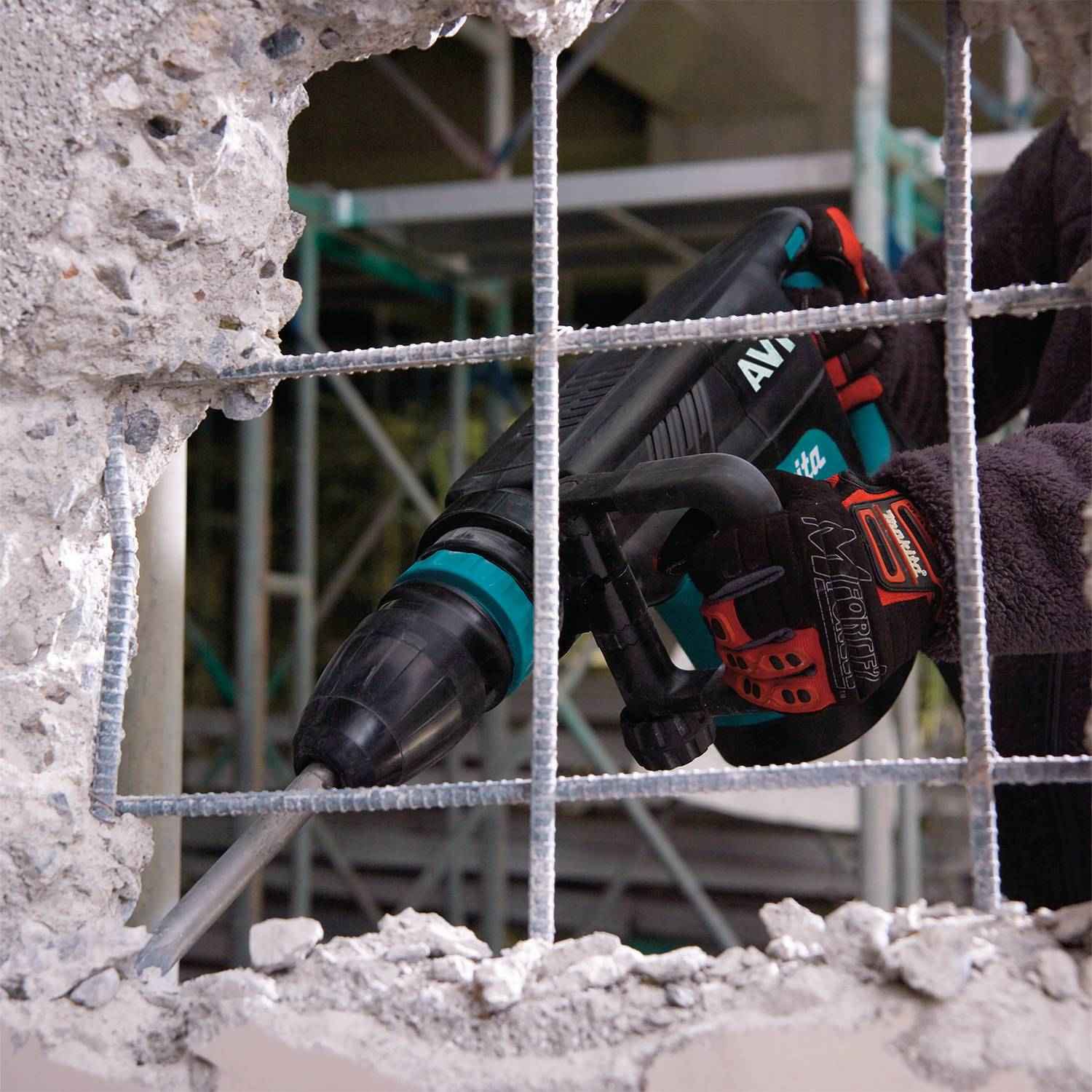 Makita HM1213C 23 lb. SDS-MAX AVT Demolition Hammer