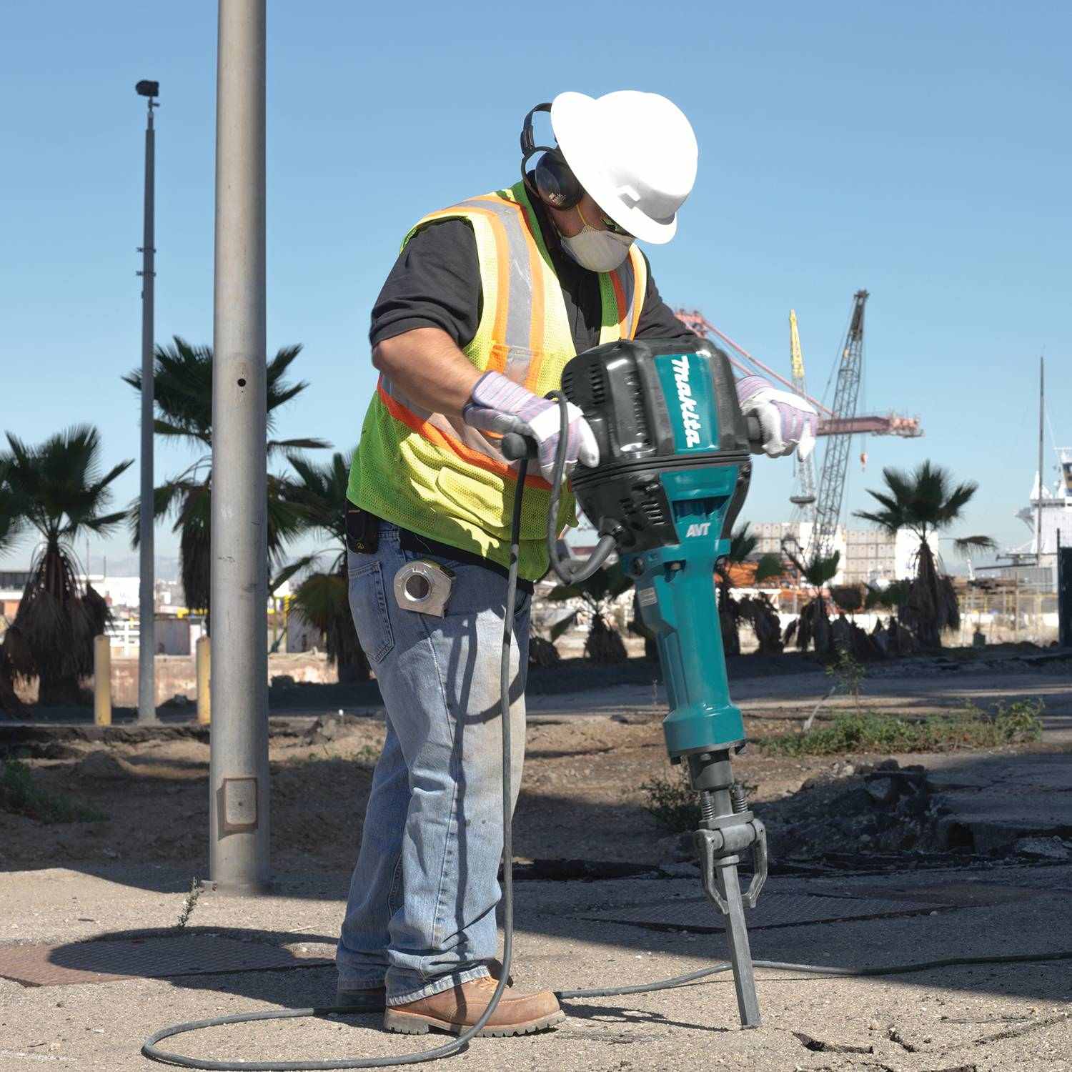 Makita HM1812 70 lb. Advanced AVT Breaker Hammer, accepts 1-1/8" Hex bits