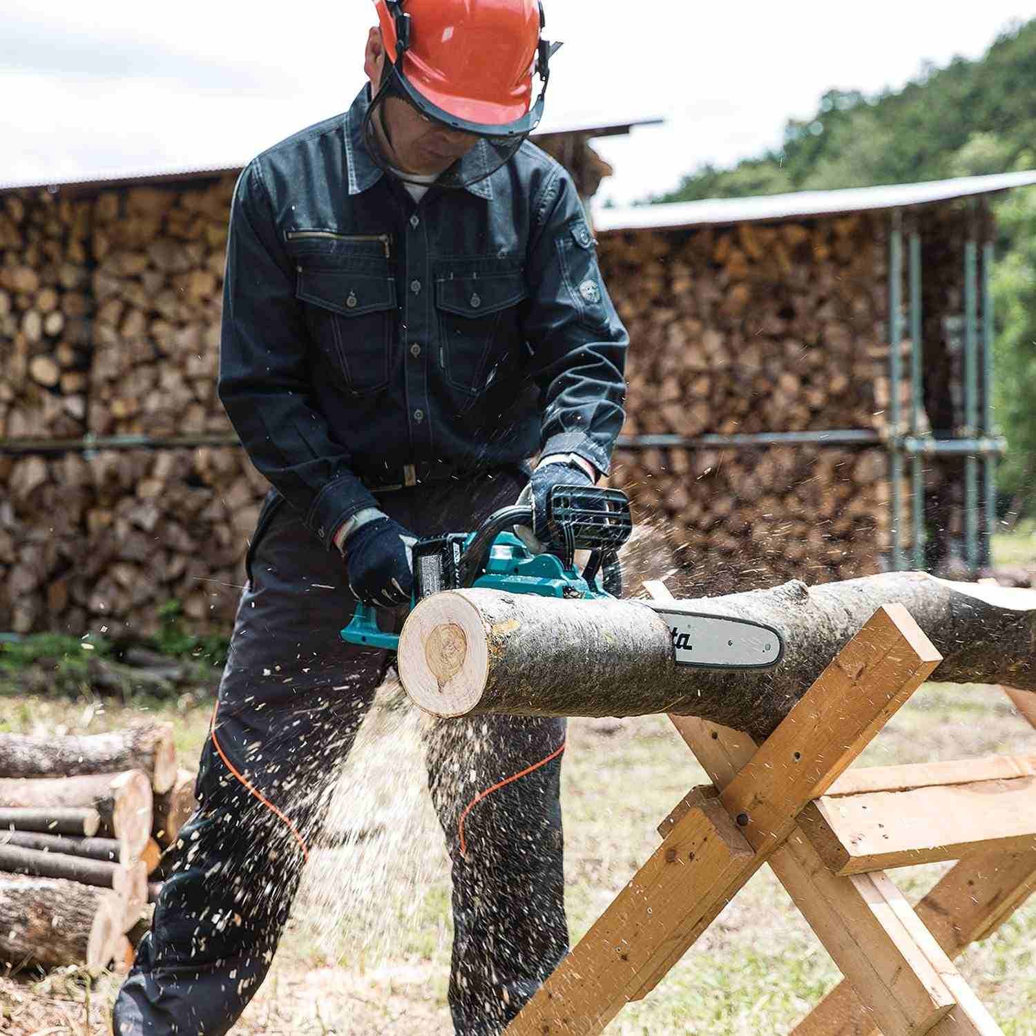 Makita XCU03PT1 18V X2 (36V) LXT Brushless Cordless 14" Chain Saw 5.0Ah Kit (4 Batteries)