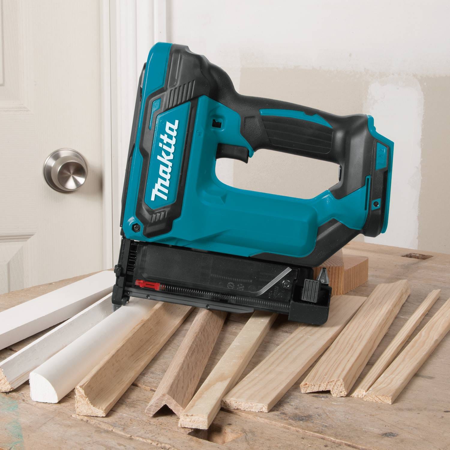 Makita XTP02Z 18V LXT Lithium-Ion Cordless 1-3/8" Pin Nailer, 23 Ga., Tool Only