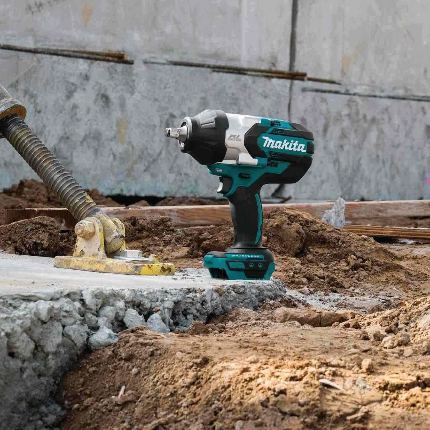 Makita XWT08XVZ 18V LXT Lithium-Ion Brushless Cordless High-Torque 1/2" Sq. Drive Utility Impact Wrench, Tool Only
