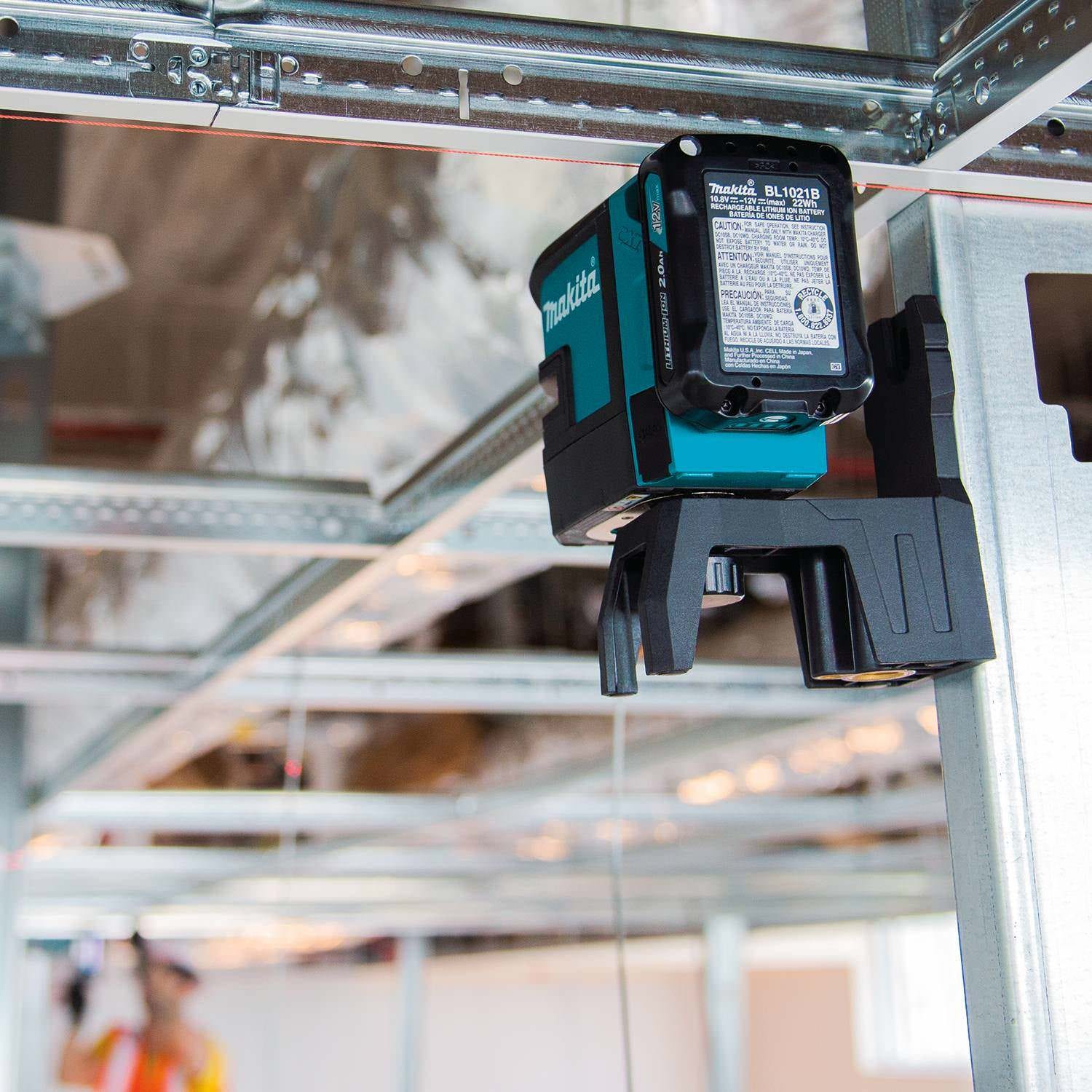 Makita SK106DNAX 12V max CXT Lithium-Ion Cordless Self-Leveling Cross-Line/4-Point Red Beam Laser Kit (2.0Ah)