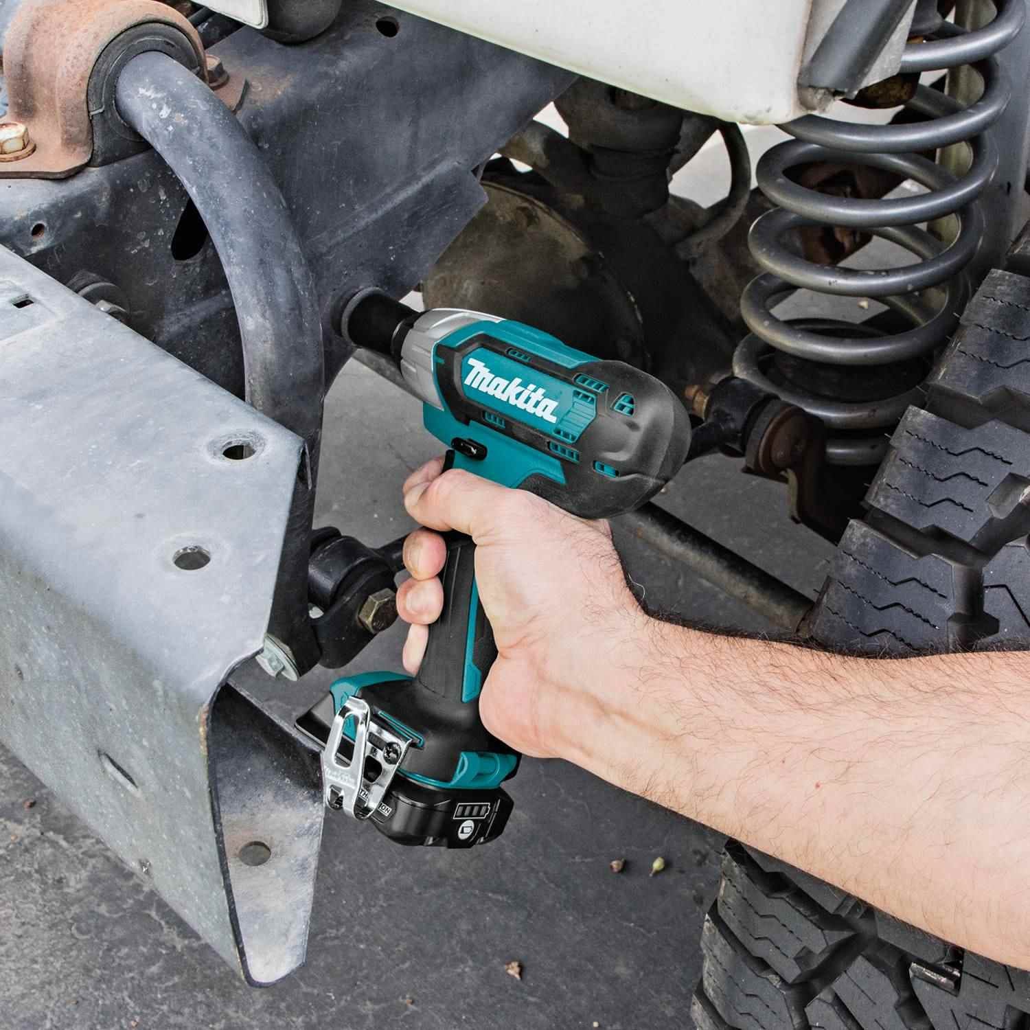 Makita WT02R1 12V max CXT Lithium-Ion Cordless 3/8-Inch Impact Wrench 2.0Ah Kit