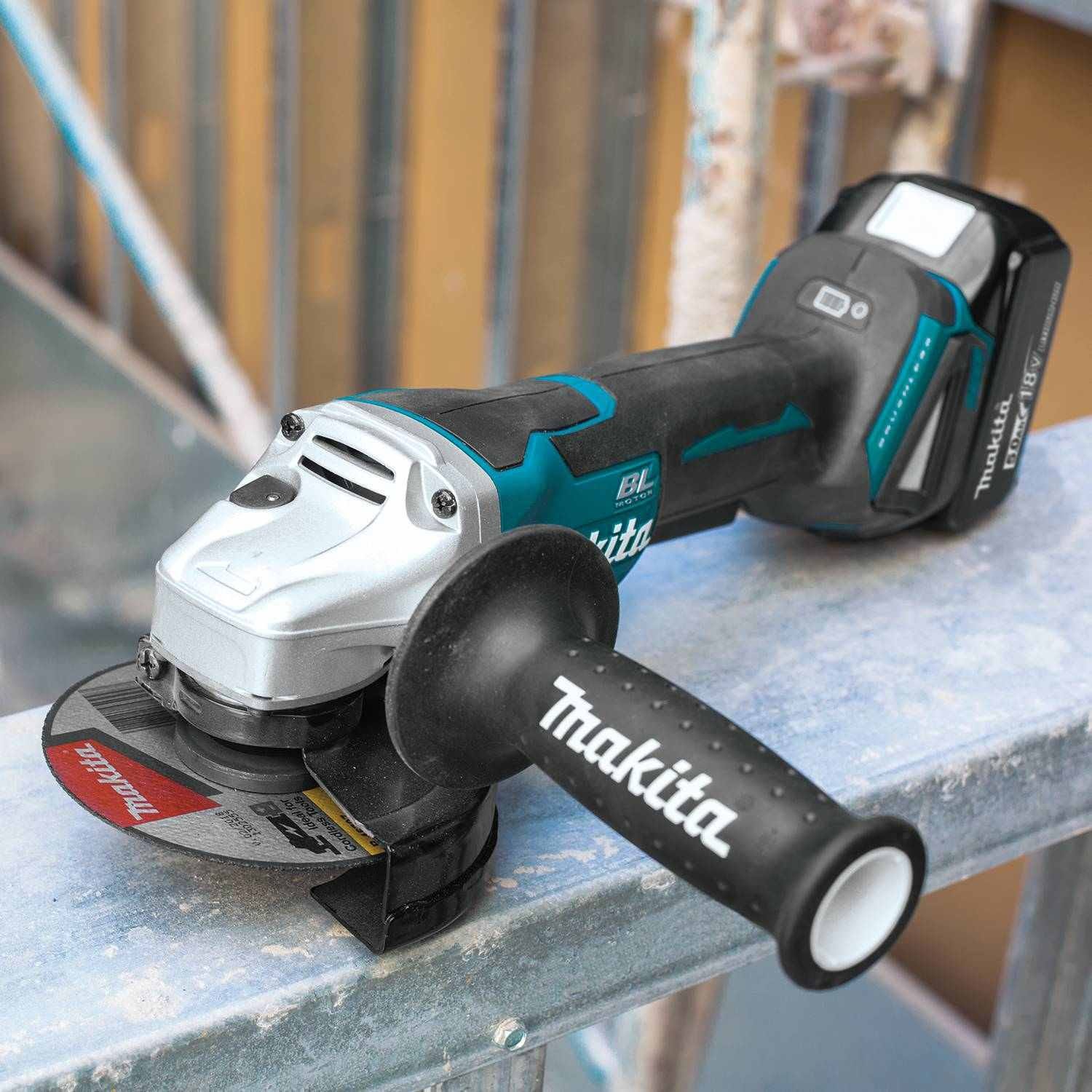 Makita XAG11T 18V LXT Lithium-Ion Brushless Cordless 4-1/2" / 5" Paddle Switch Cut-Off/Angle Grinder Kit, with Electric Brake (5.0Ah)
