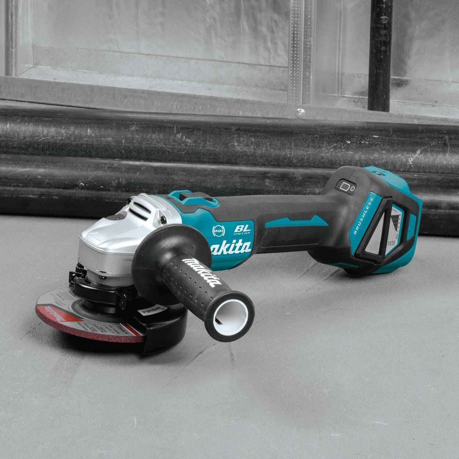 Makita XAG16Z 18V LXT Lithium-Ion Brushless Cordless 4-1/2" / 5" Cut-Off/Angle Grinder, with Electric Brake, Tool Only