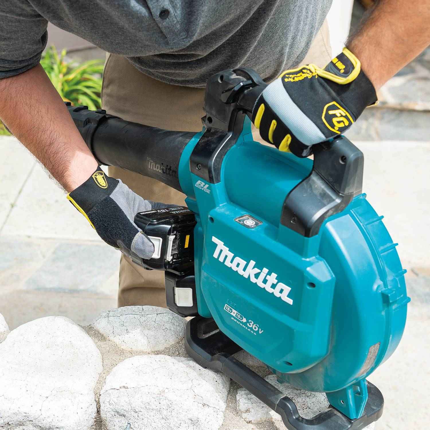 Makita XBU04PT 36V (18V X2) LXT Brushless Blower Kit (5.0Ah)