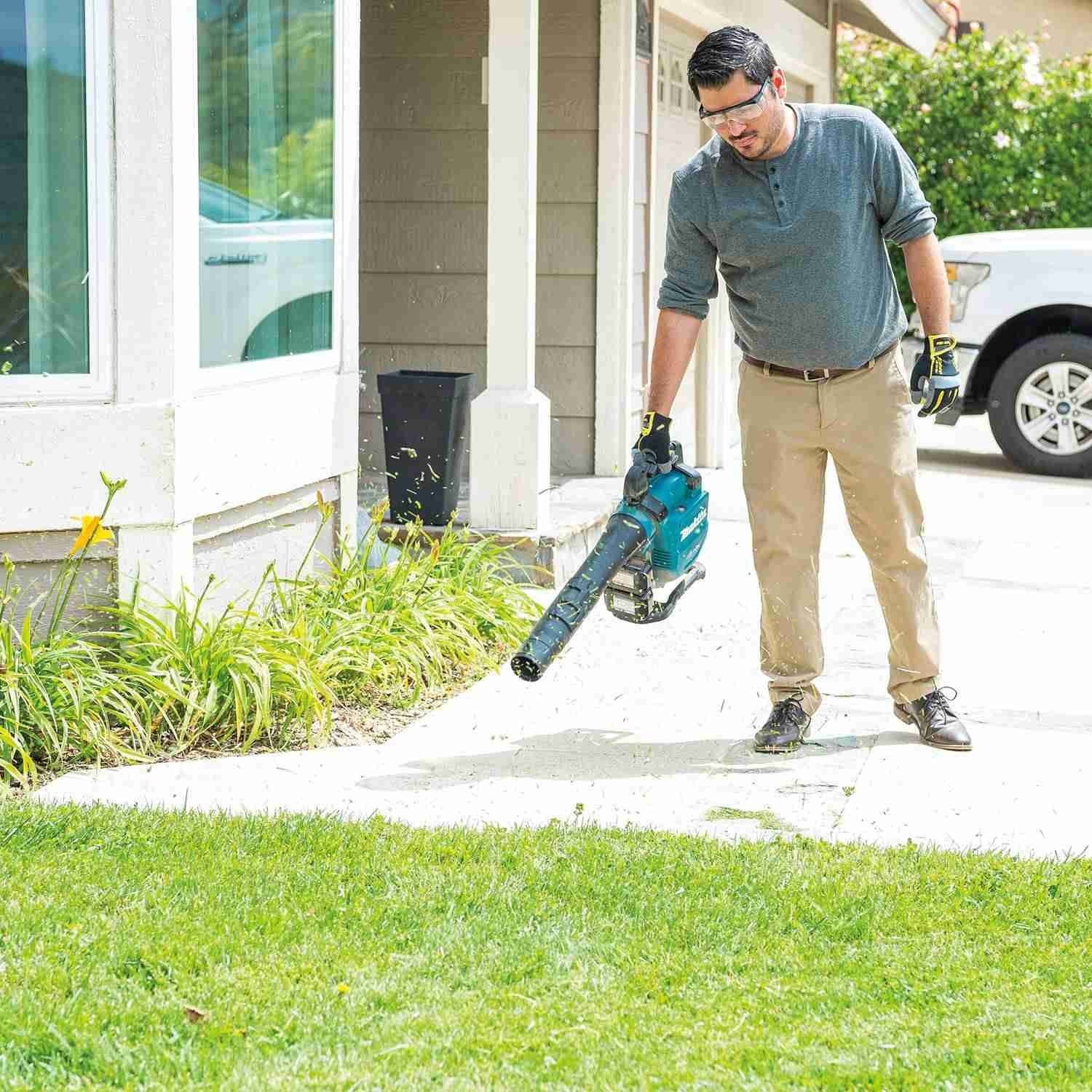 Makita XBU04PTV 36V (18V X2) LXT Brushless Blower Kit with Vacuum Attachment Kit (5.0Ah)