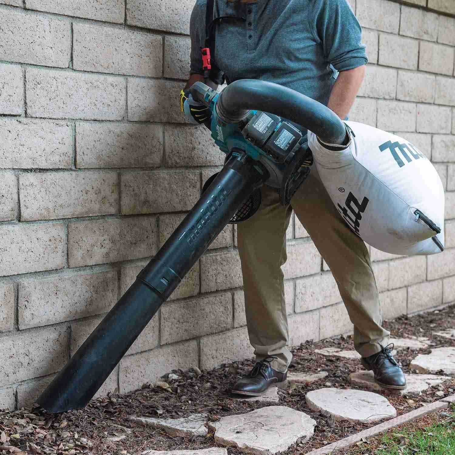 Makita XBU04PTV 36V (18V X2) LXT Brushless Blower Kit with Vacuum Attachment Kit (5.0Ah)